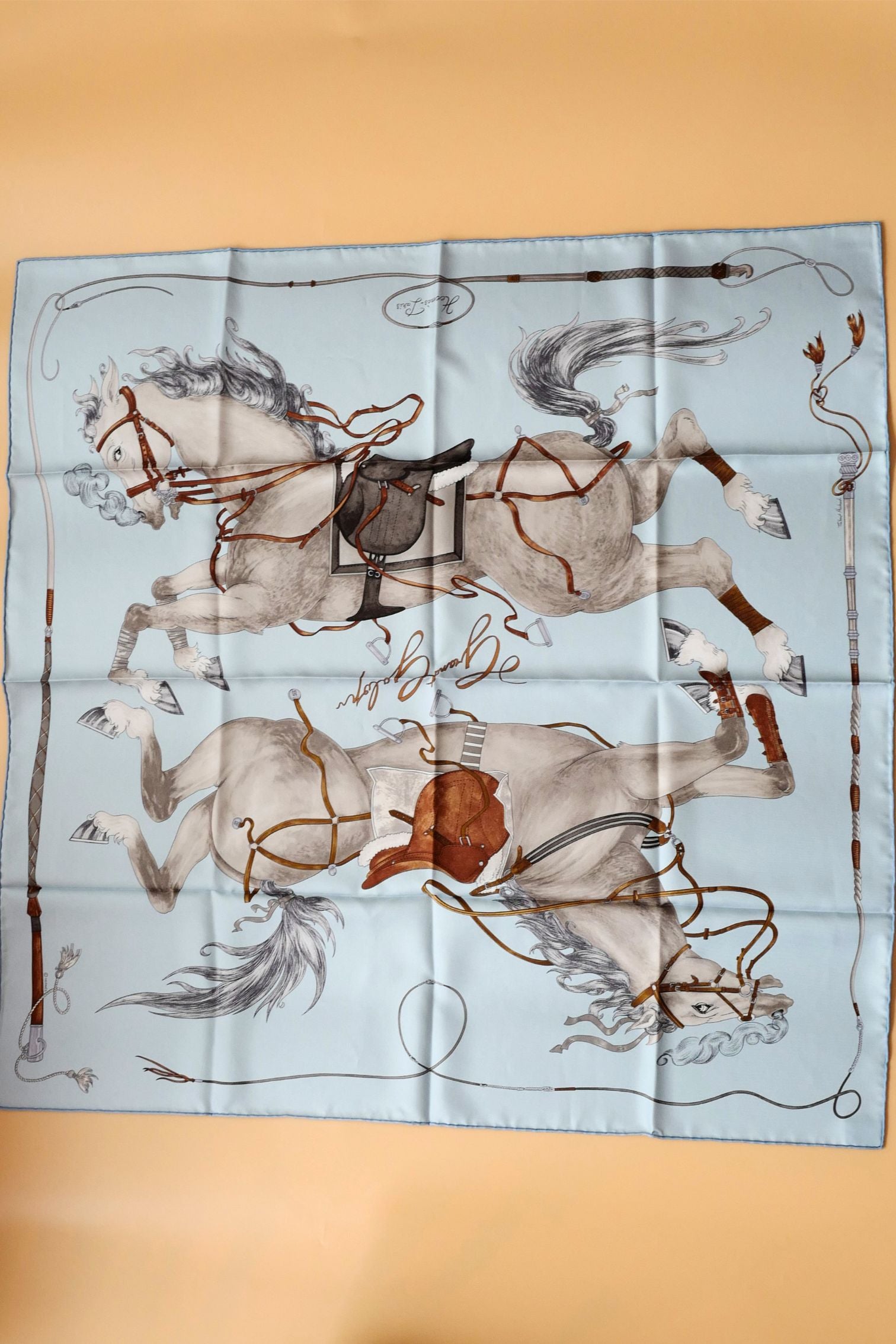 Hermès Grand Galop Scarf 90 Bleu Ciel / Gris / Cuir 100% Silk