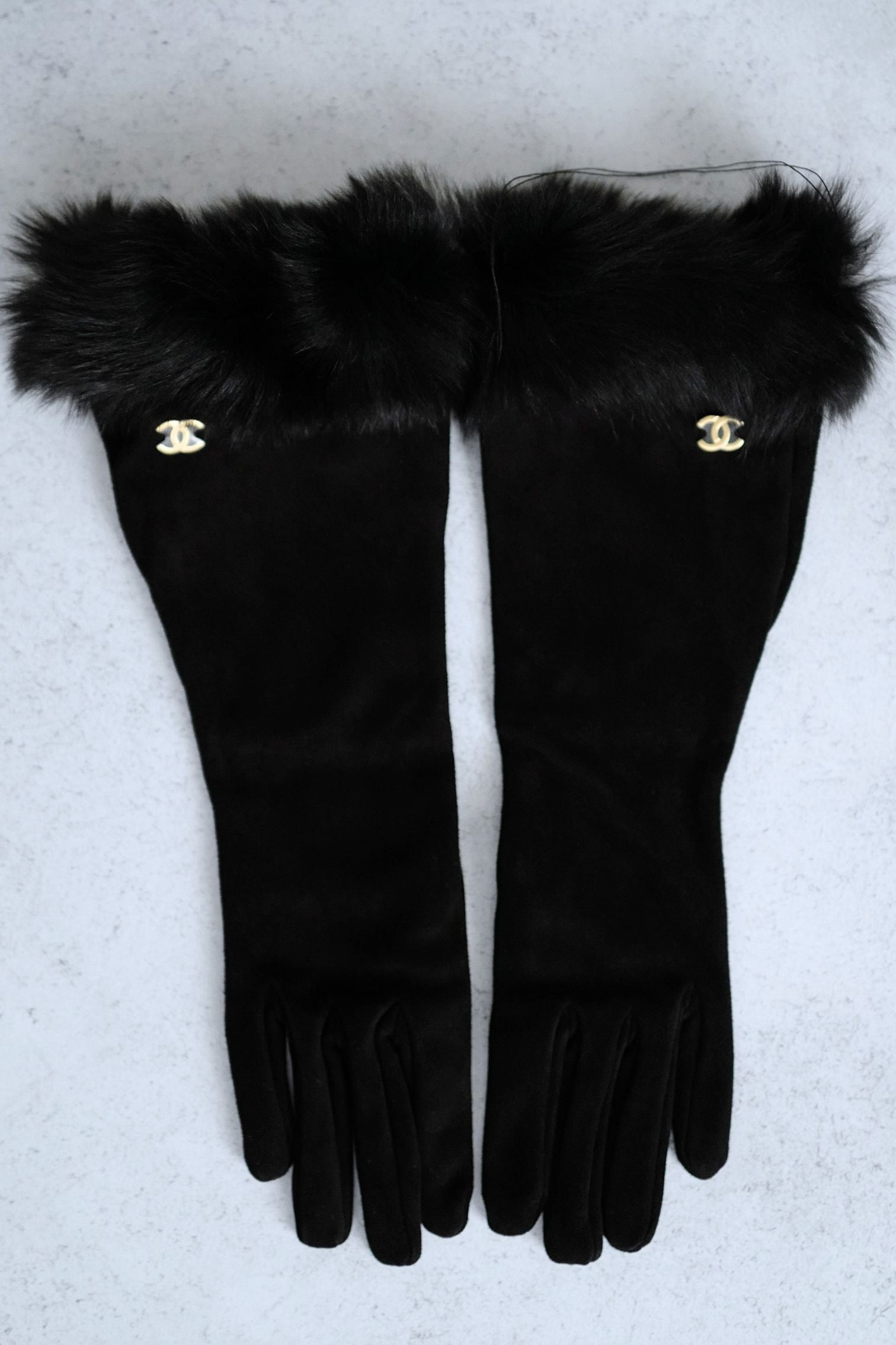 Chanel Black Suede Leather Gloves Fur Trim Gold CC Size 7.5