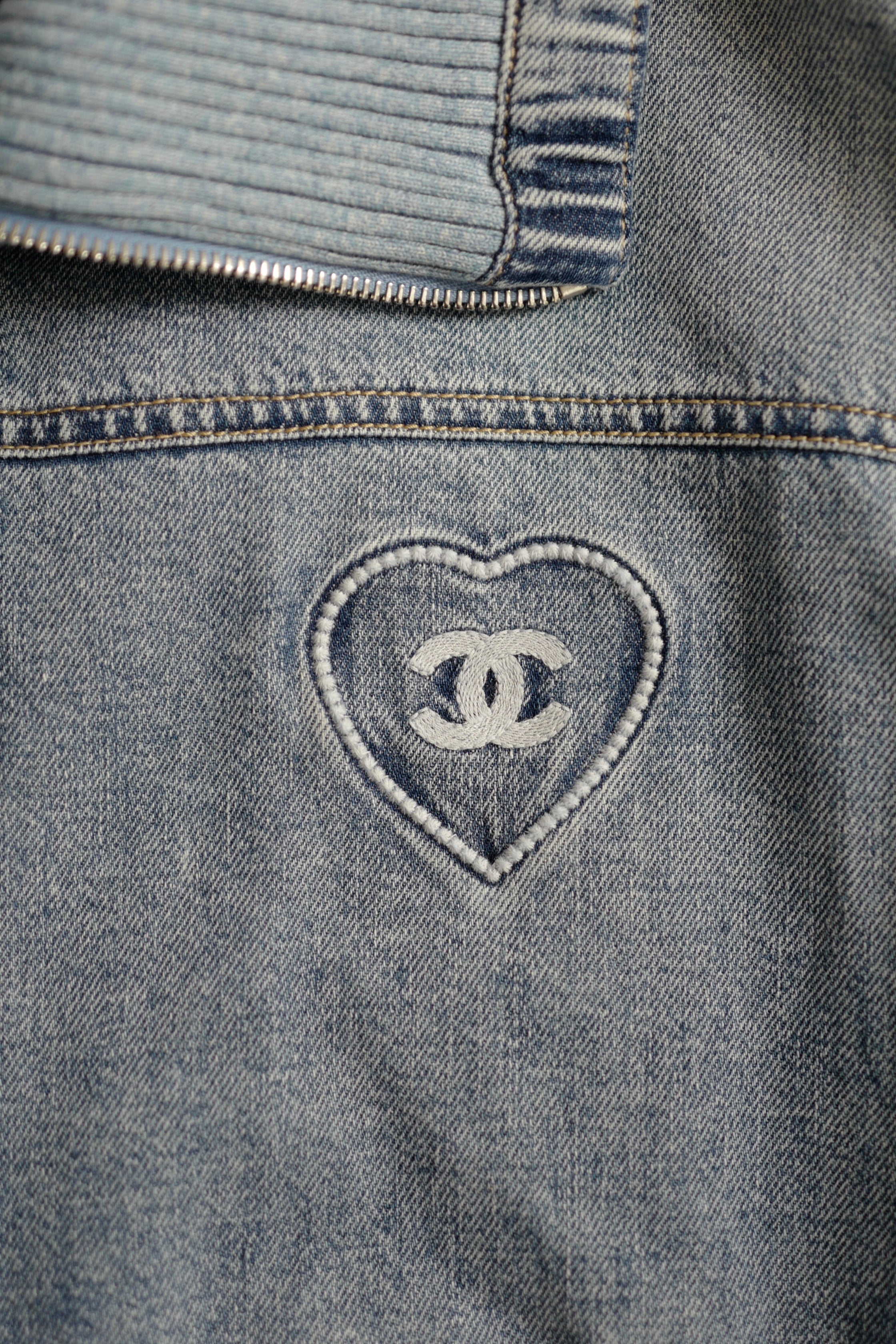 2025ココビーチ♡【CHANEL】ジャケット Chanel Coco Beach 2025 Collection Embroidered Denim Jacket
