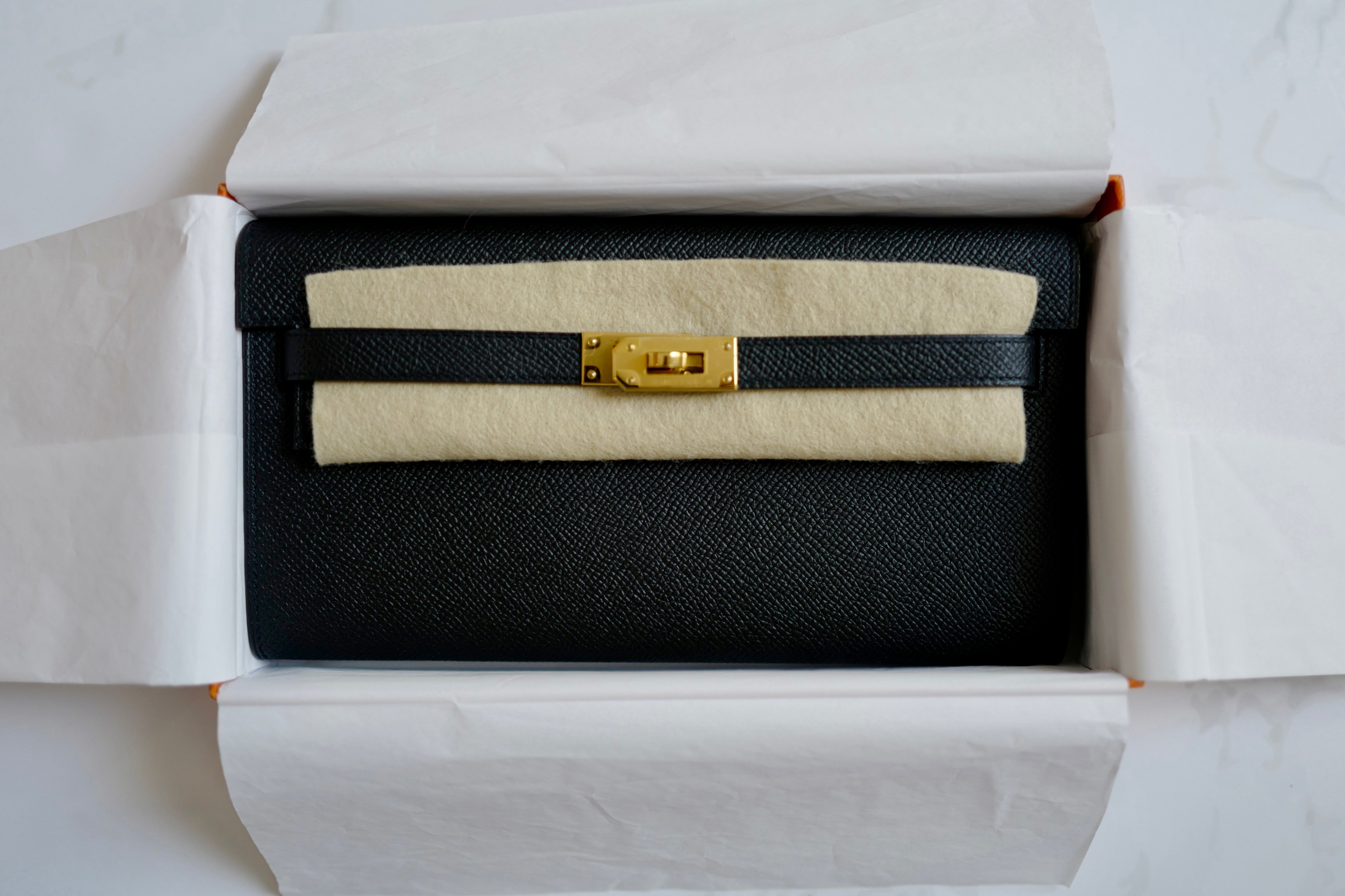 Hermes Sac Kelly To Go in Black Epsom Gold HW
