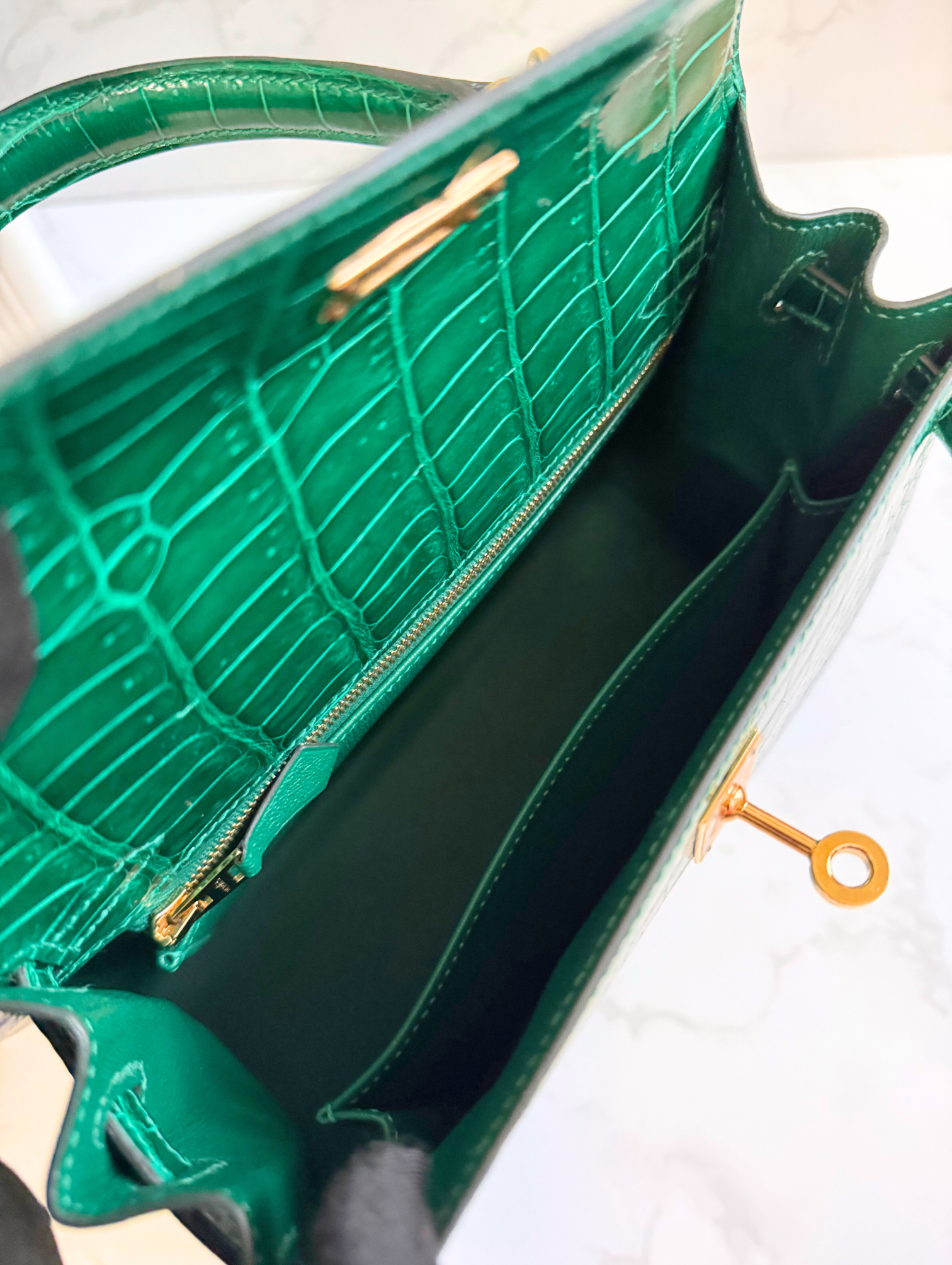 Hermes Kelly 25 Vert Emeraude Shiny Porosus Gold HW New Condition Complete Rec
