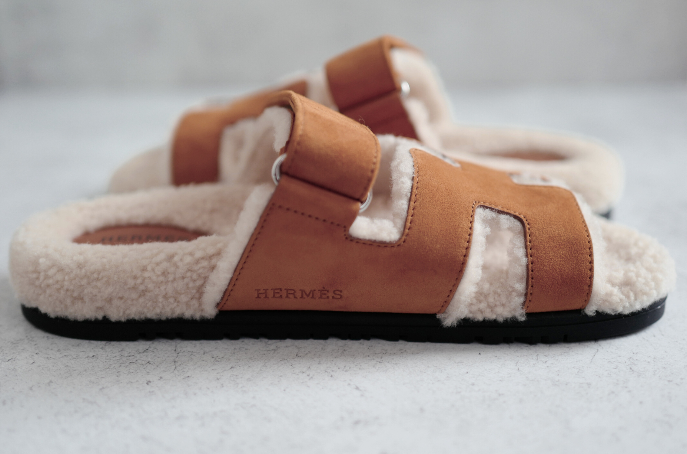 Hermès Chypre Sandal Naturel Écru Suede Shearling Women’s Size 38 – Adjustable Strap