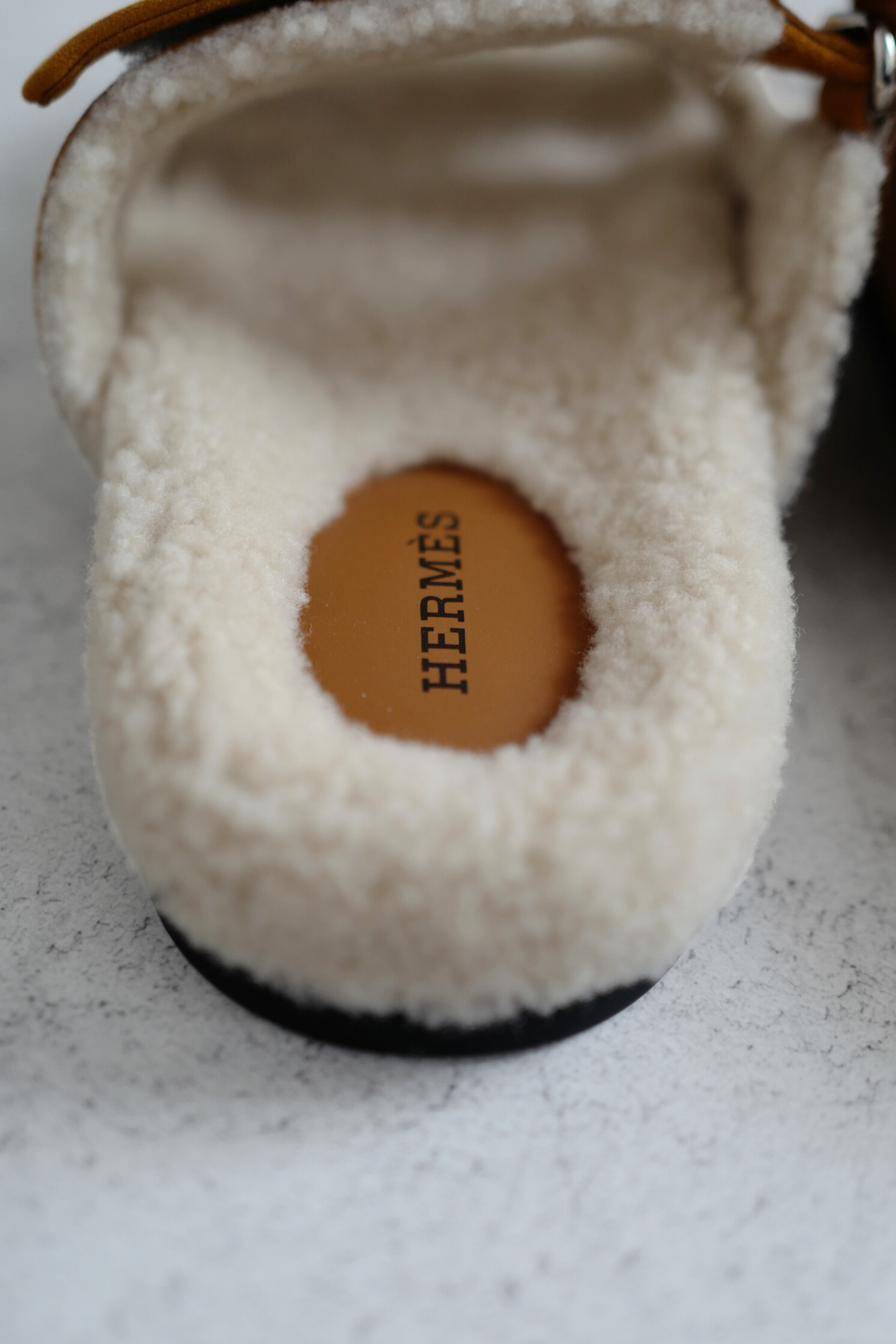 Hermès Chypre Sandal Naturel Écru Suede Shearling Women’s Size 38 – Adjustable Strap