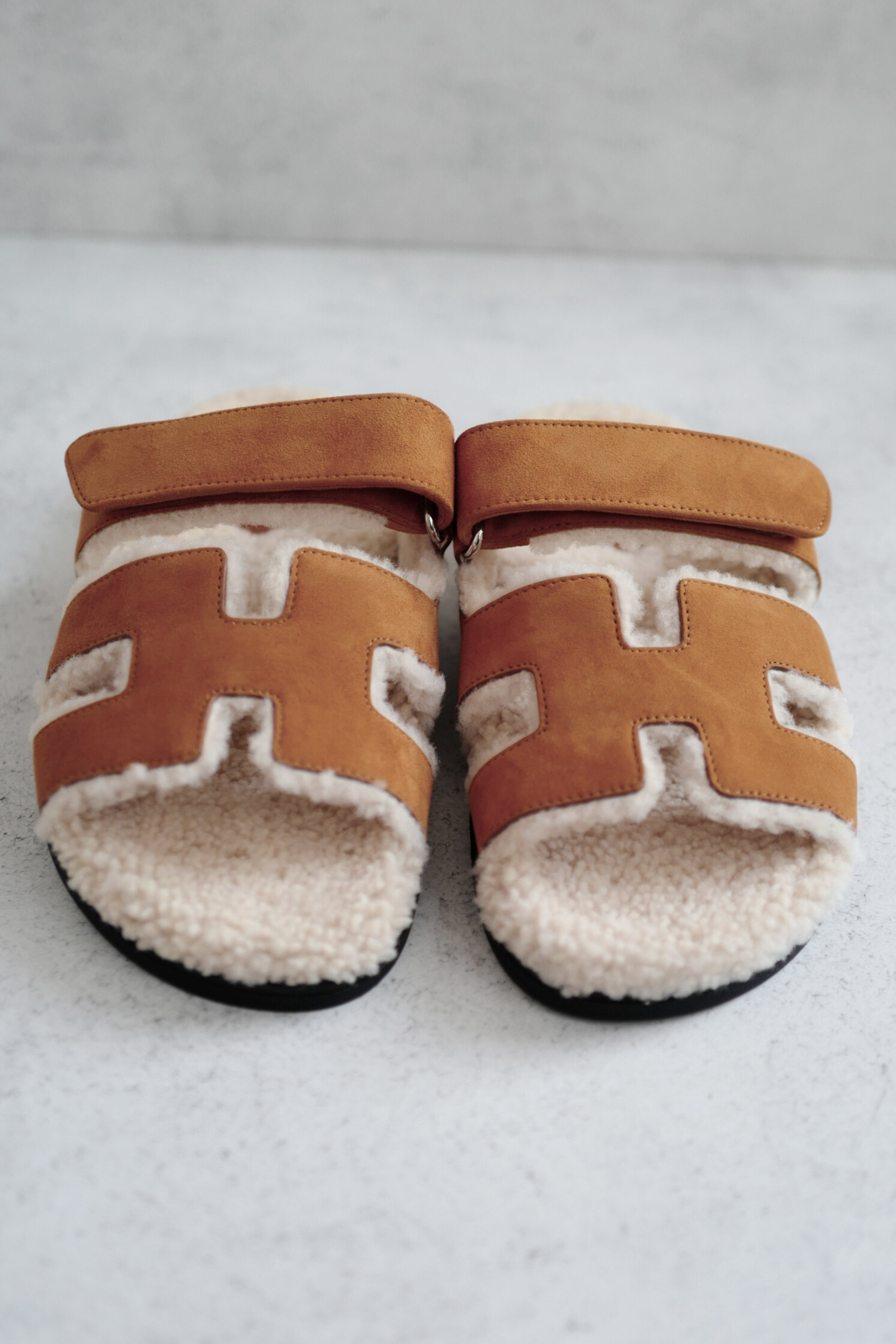 Hermès Chypre Sandal Naturel Écru Suede Shearling Women’s Size 38 – Adjustable Strap