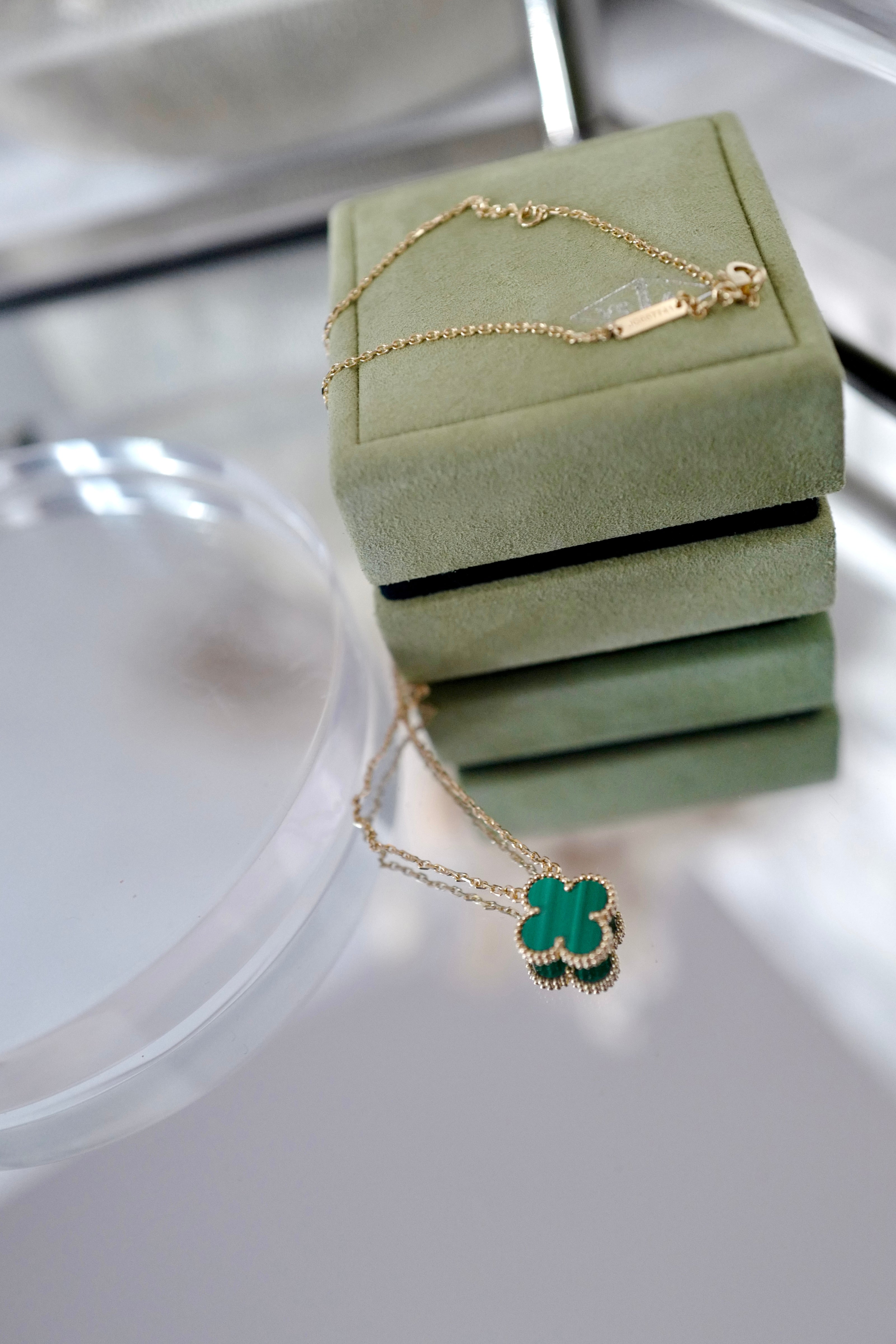 BNIB Van Cleef & Arpels Alhambra Malachite Pendant Necklace in 18K Yellow Gold