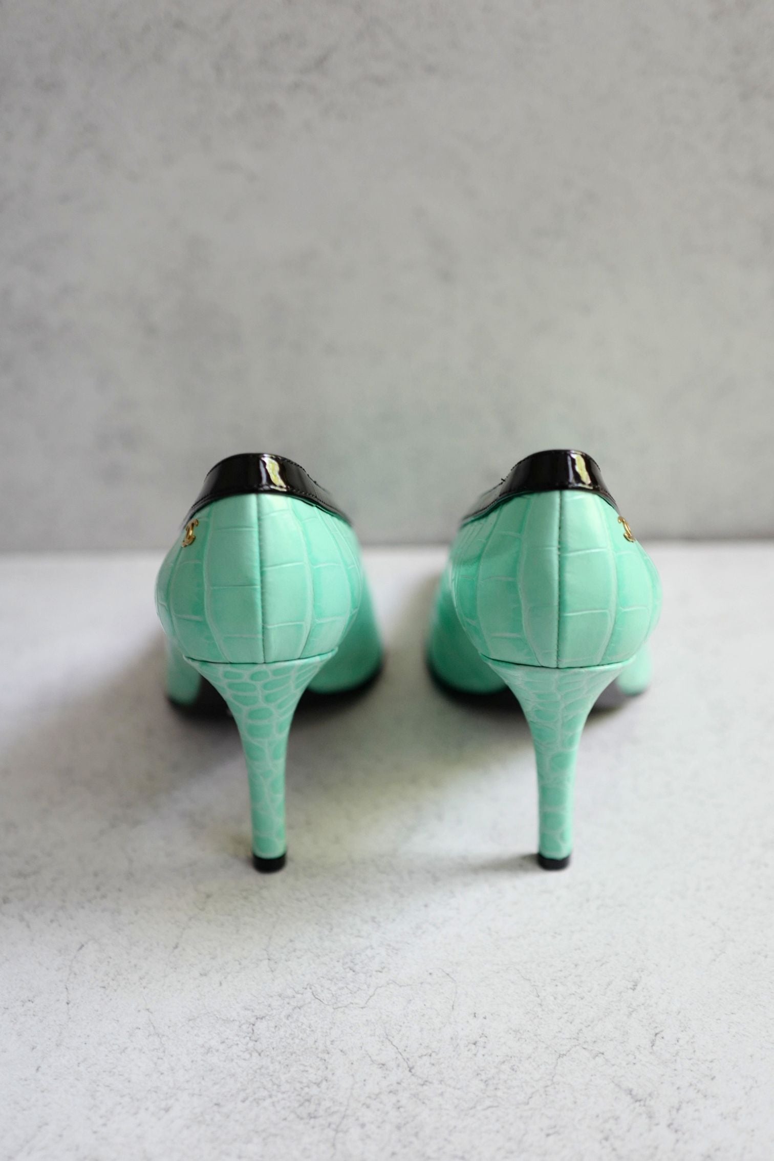 Chanel 26S Pumps Matthieu Blazy's Black/Green Crocodile Embossed Size 38