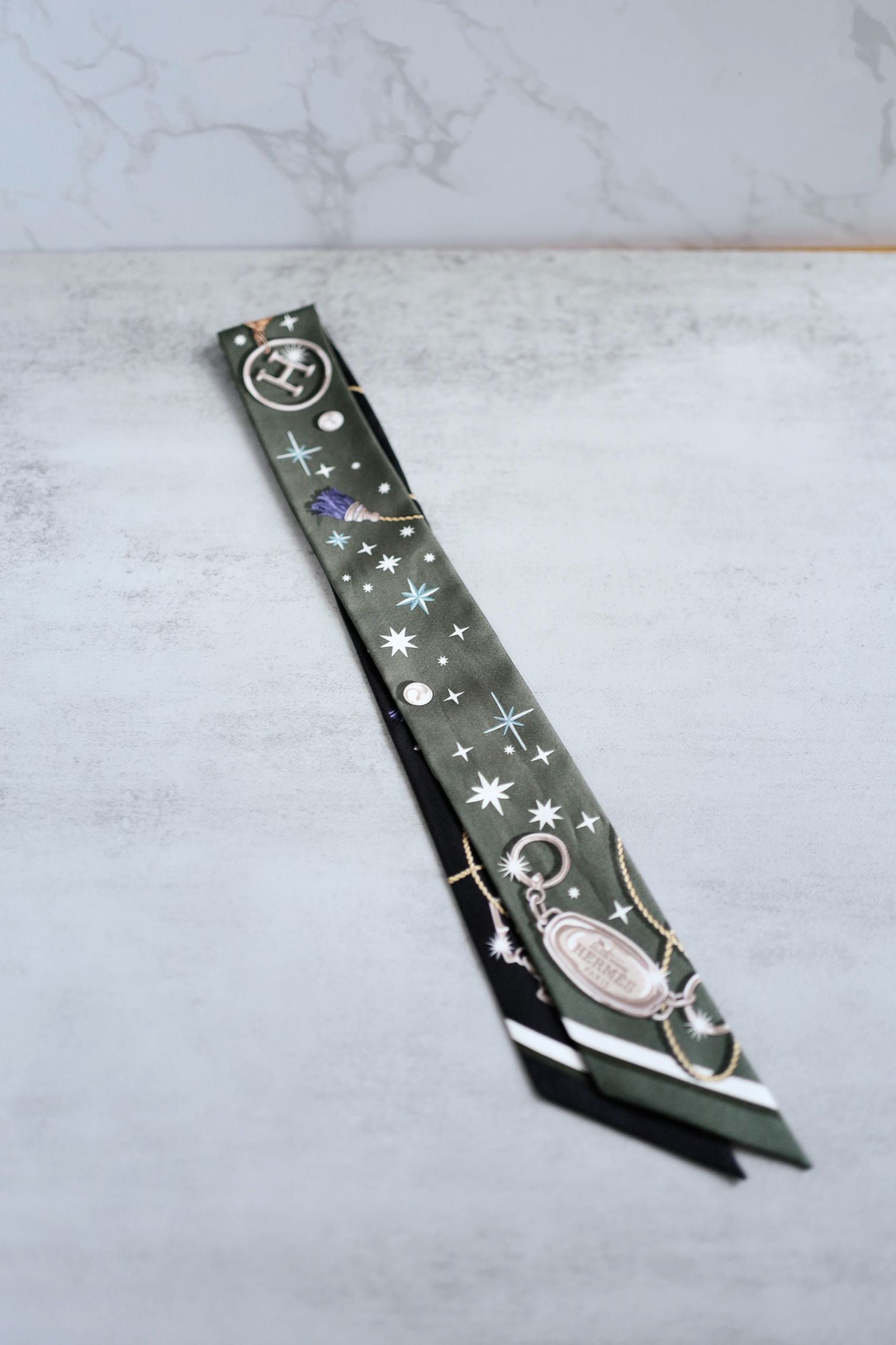 Hermès C’est La Fête Twilly Kaki Foncé/Blanc/Noir Silk Twilly Ribbon