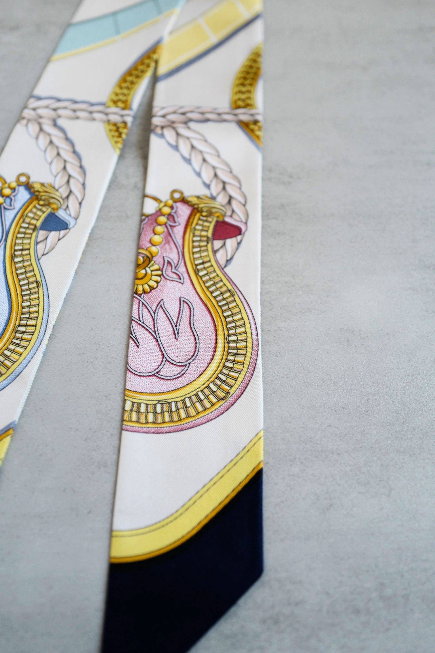 Hermès Twilly Grand Apparat Scarf Ivoire Marine Rose 100% Silk Twill