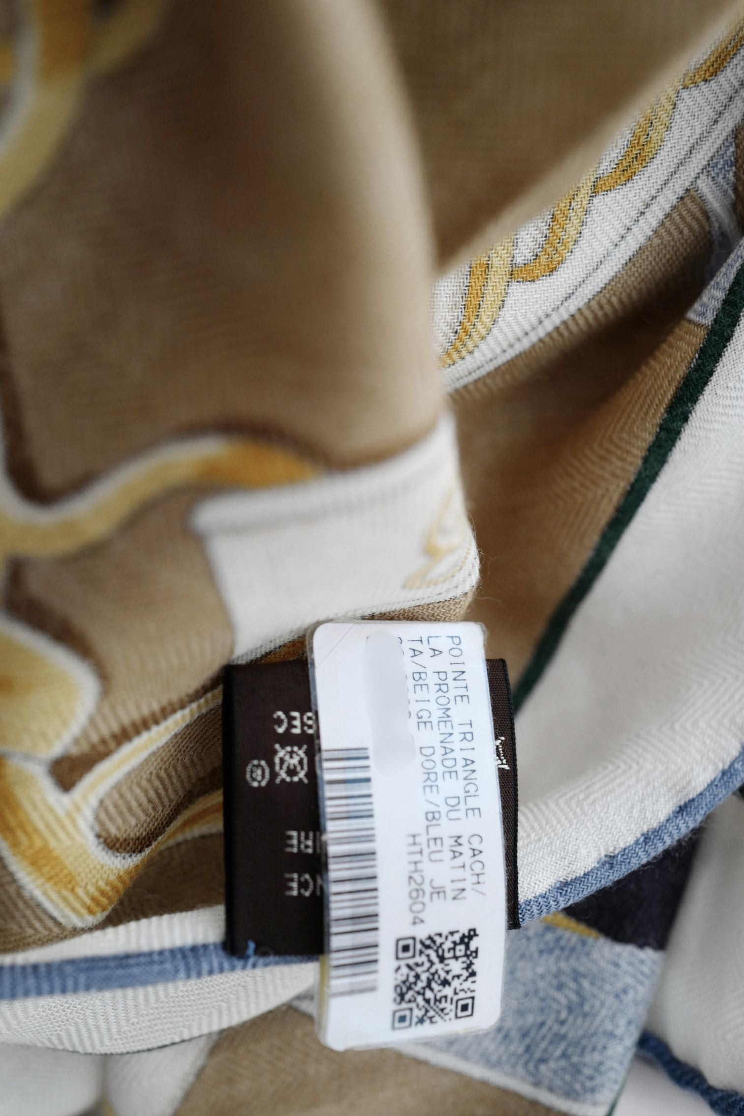 Hermès Triangle La Promenade du Matin Beige Doré/Bleu Jean/Ébène Cashmere Silk