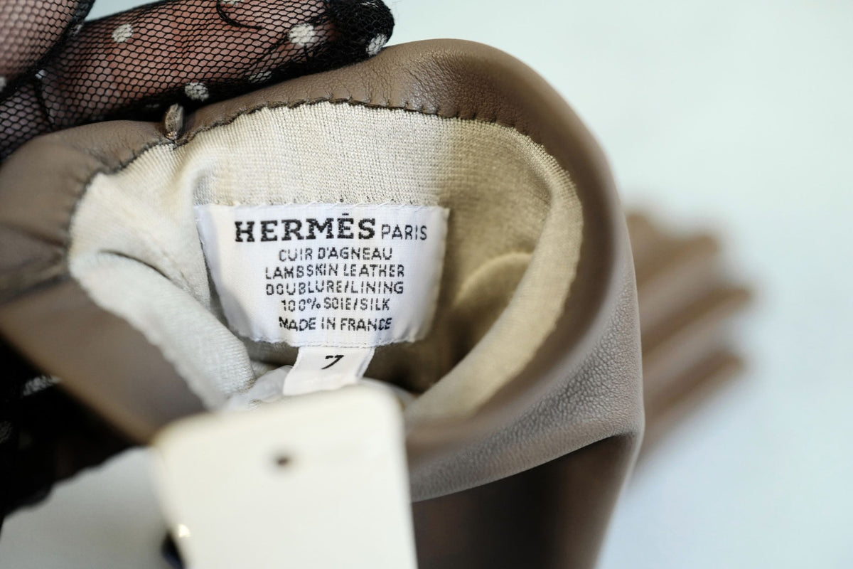 Hermès Hommage Gloves Lambskin Leather with Silk Lining Etoupe Size 70
