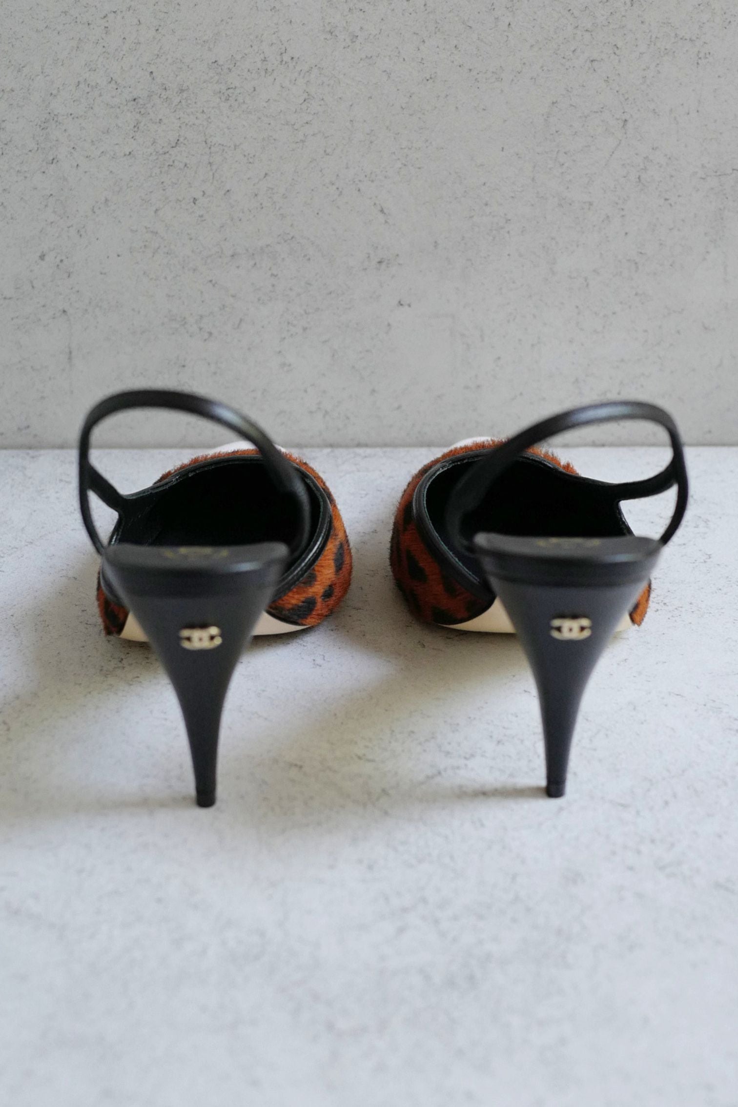 Chanel 26A Métiers d’Art Slingback Heels Brown/Black/White Leopard size 37.5