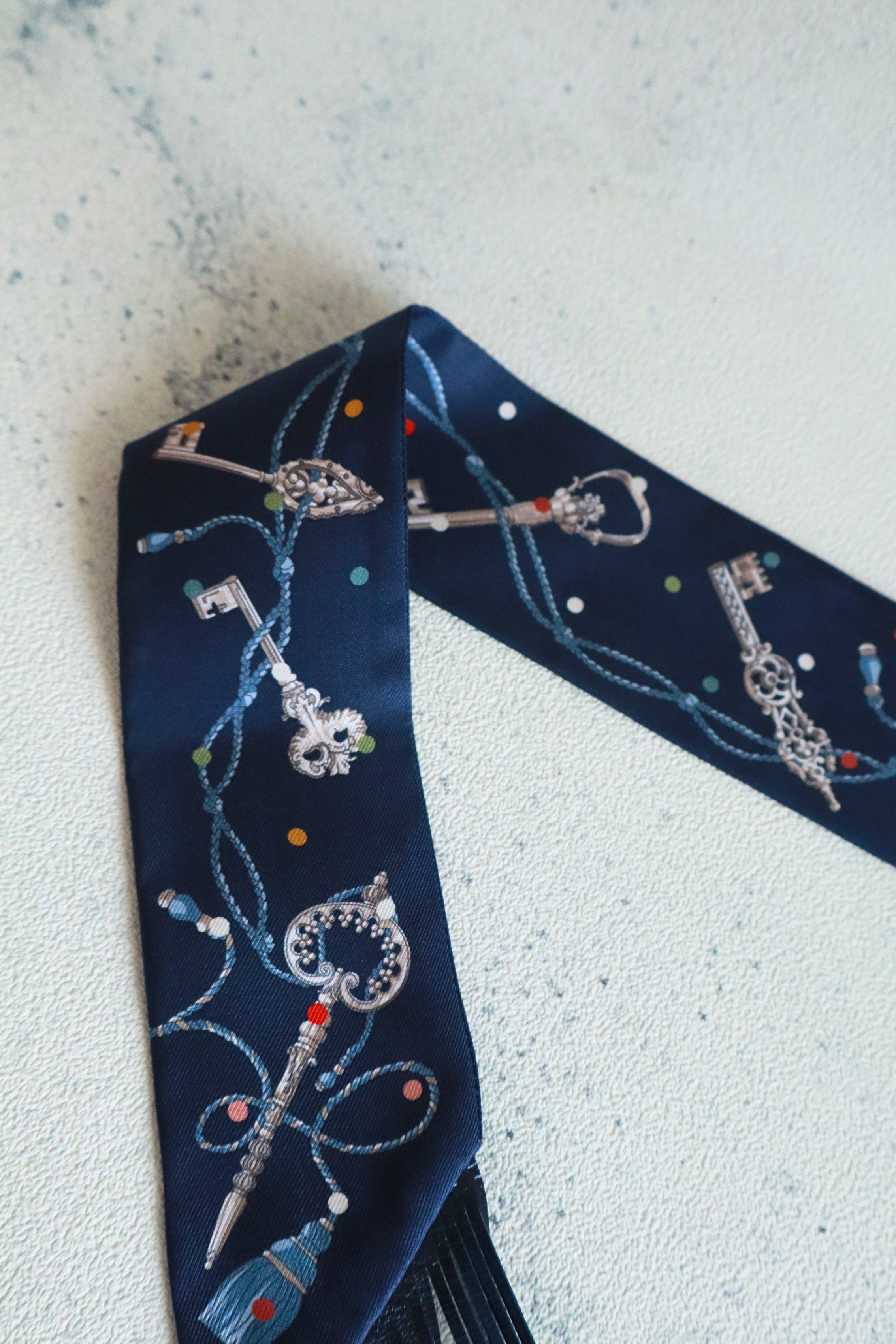 Hermes Twilly Les Cles a Pois Leather Fringes Bleu Marine/Gris Argent/Multicolor