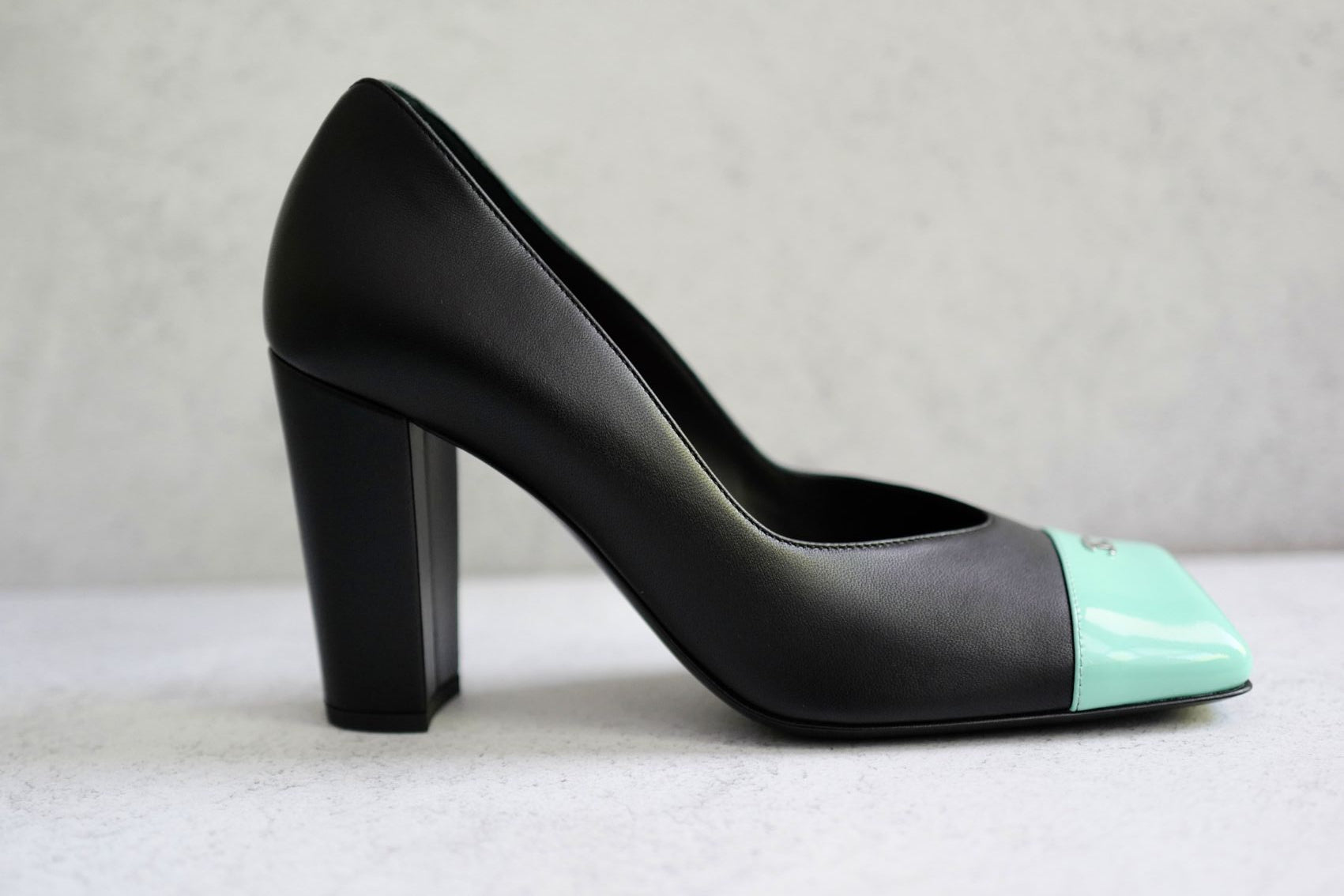 Chanel 26S Pumps Matthieu Blazy's Black/Green Lambskin Patent Calfskin Size 38c