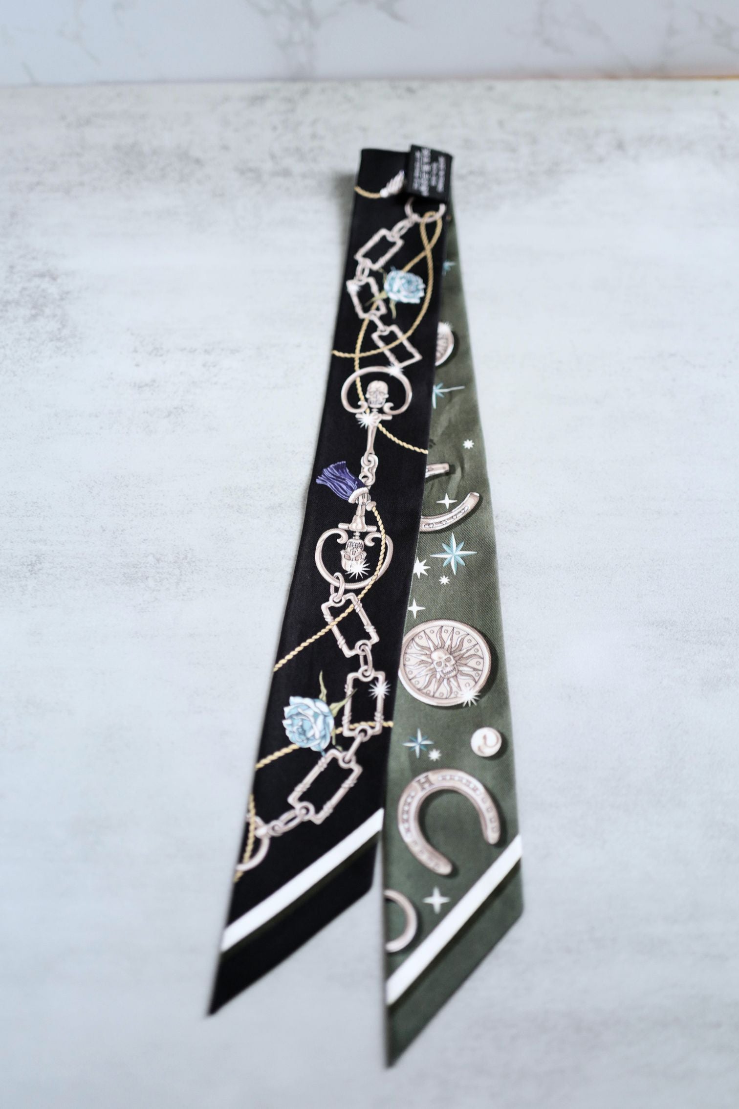 Hermès C’est La Fête Twilly Kaki Foncé/Blanc/Noir Silk Twilly Ribbon