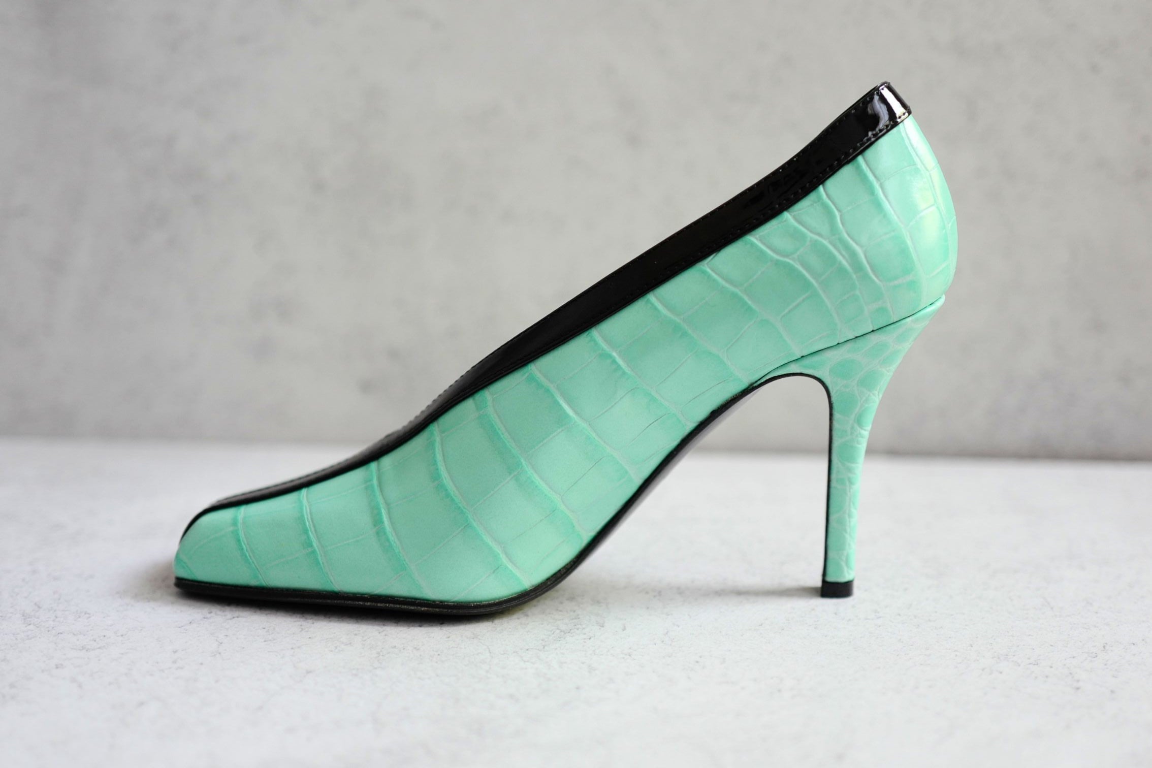 Chanel 26S Pumps Matthieu Blazy's Black/Green Crocodile Embossed Size 38
