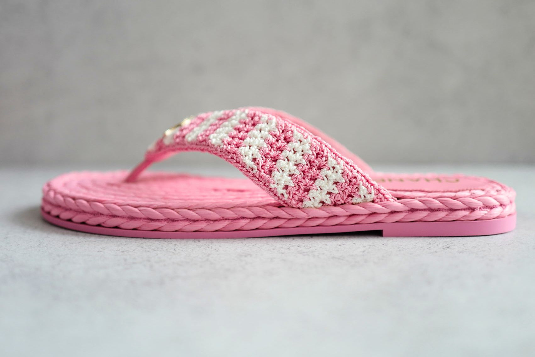 BNIB Chanel 24M Coco Neige beach Collection Pink Crochet Thong Sandal 38 NEW