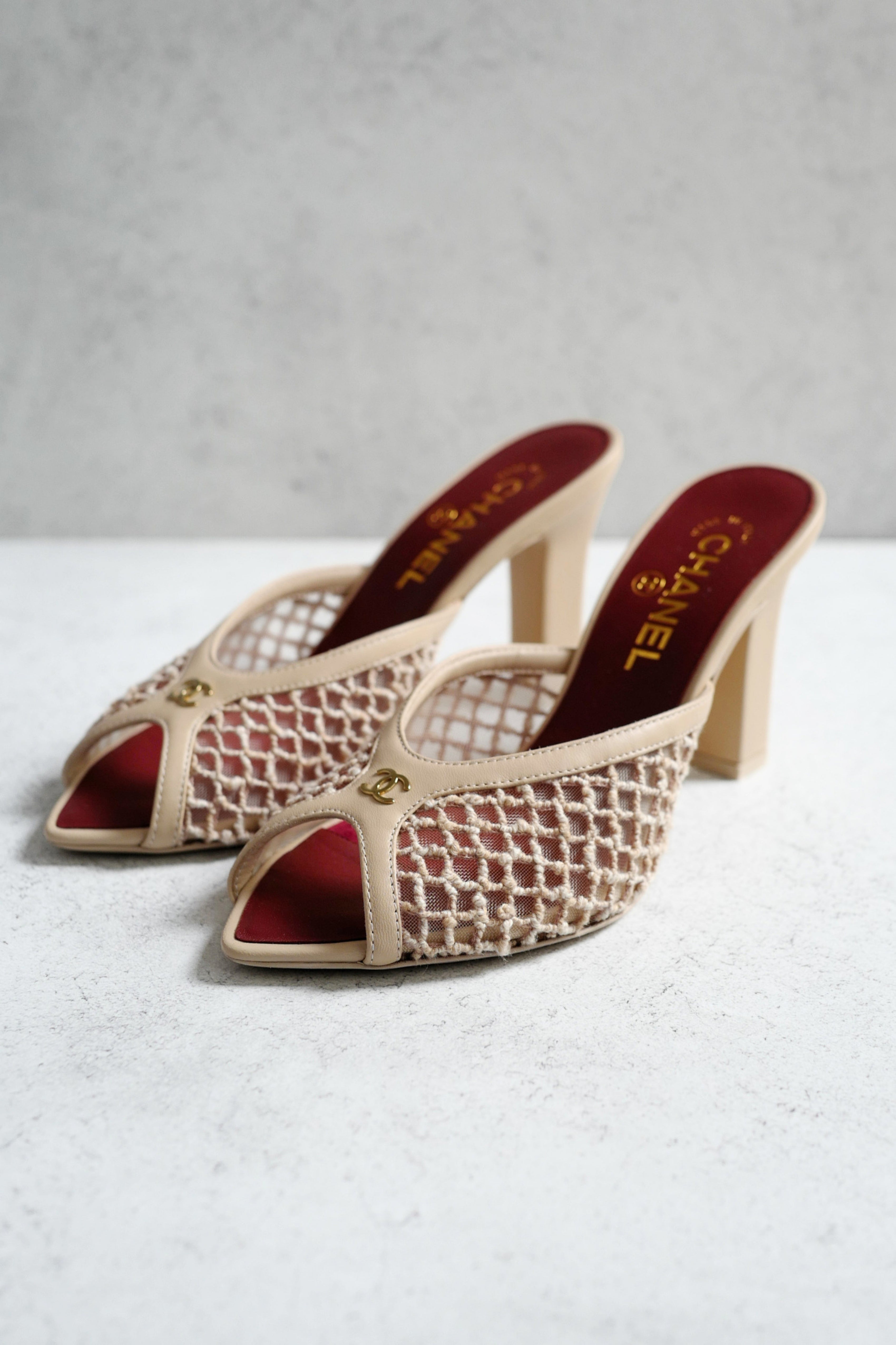 Chanel 26M Coco Beach Mules Light Beige Mixed Fibers/Cotton/Lambskin Size 37.5