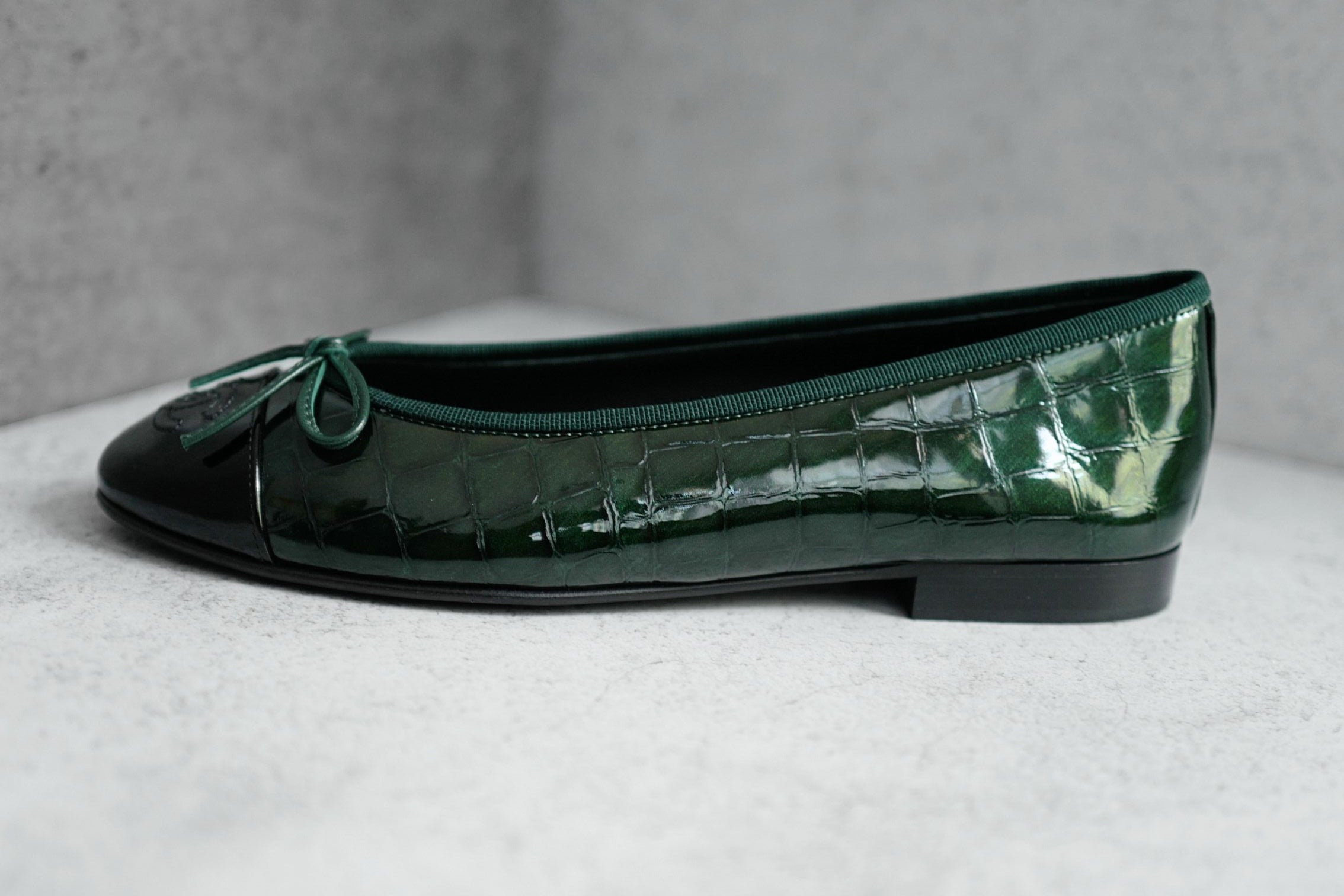 Chanel 26A Matthieu Blazy Ballet Flats Croc Patent Calfskin Dark Green Black 37