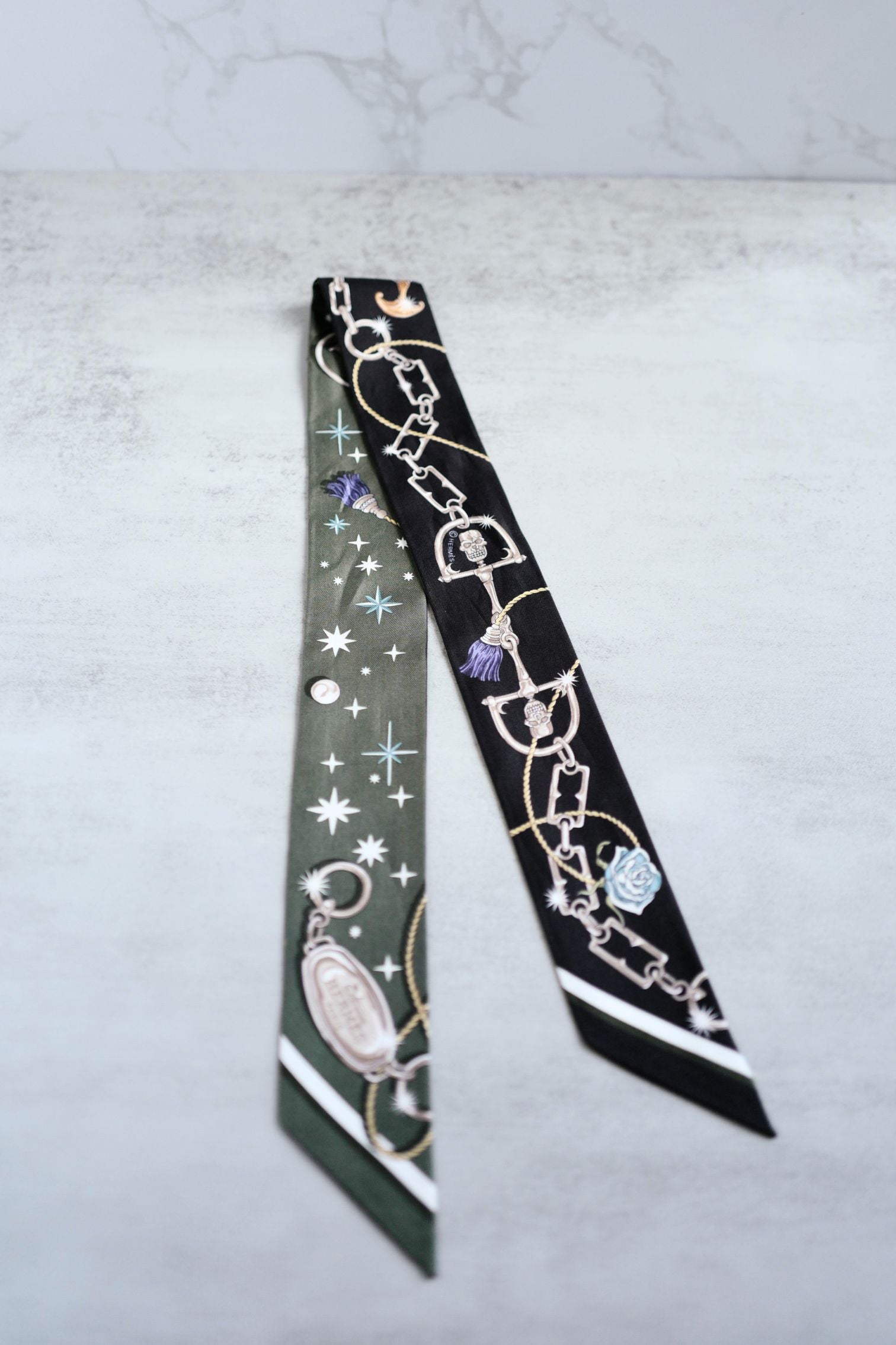 Hermès C’est La Fête Twilly Kaki Foncé/Blanc/Noir – Silk Twilly Ribbon