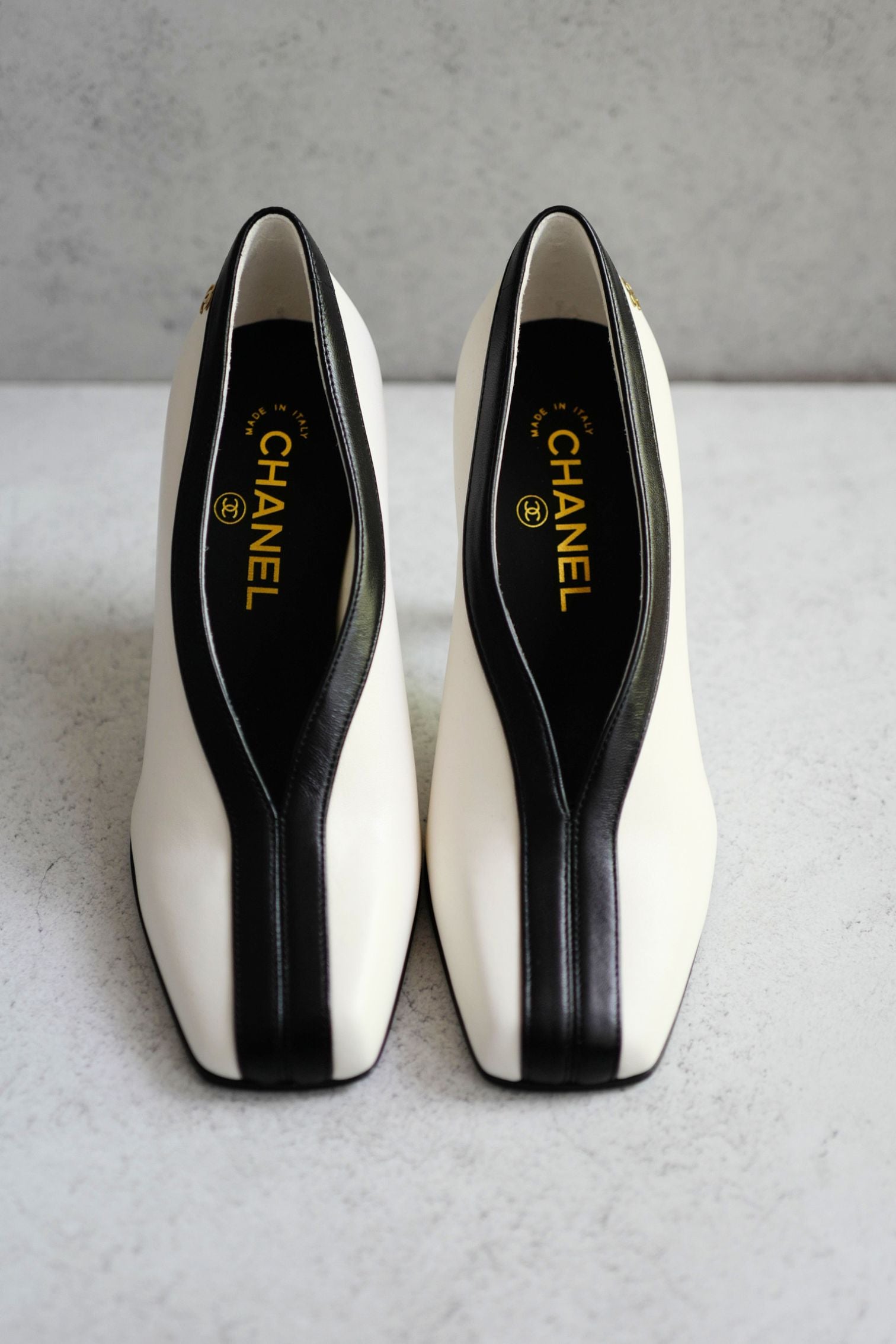 Chanel 26S Pumps Matthieu Blazy's White Lambskin Size 36.5c