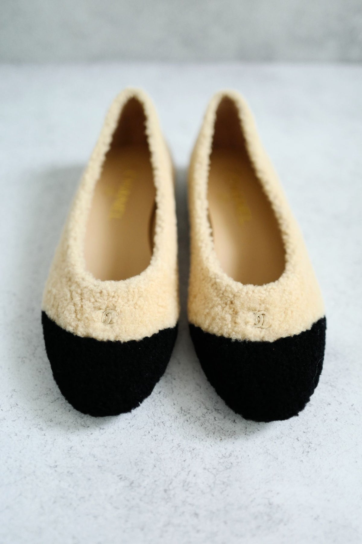 Chanel 26N Coco Neige Ballet Flats Shearling Lambskin Light Beige Black Sz 38