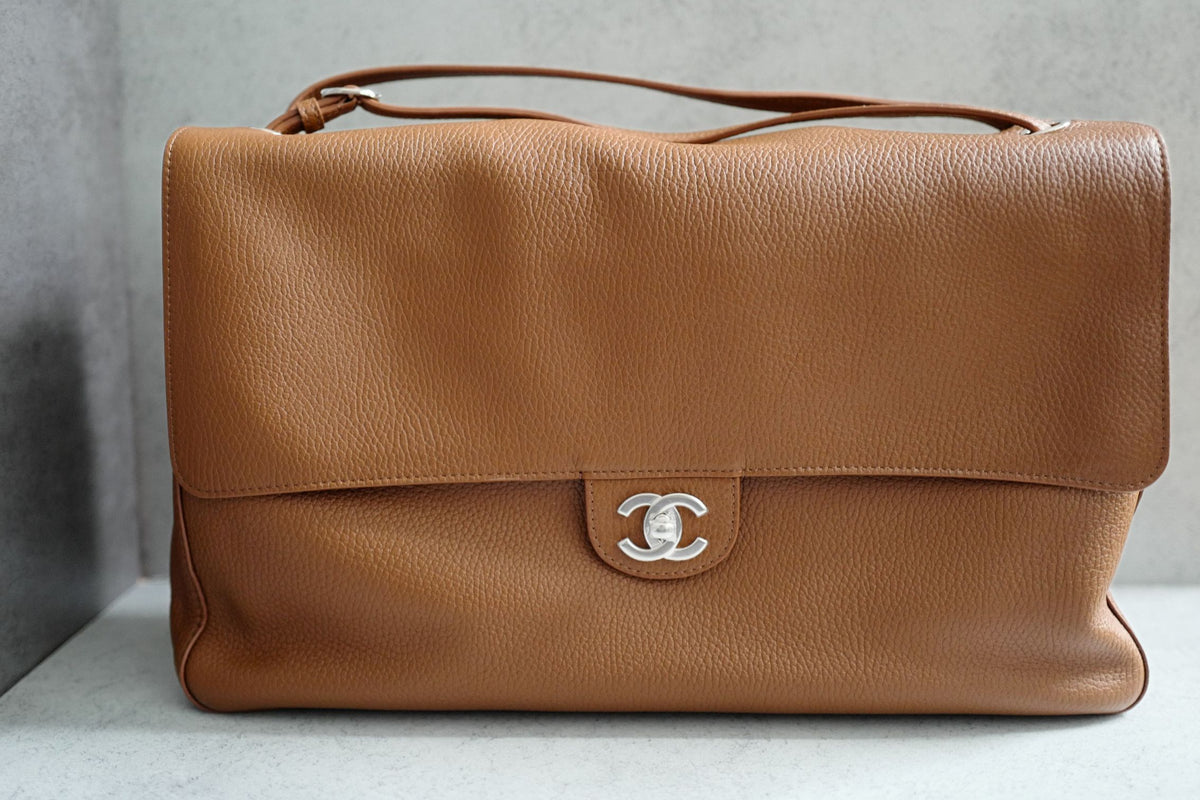 Chanel 26A Matthieu Blazy Maxi 38 Flapbag Camel Grained Calfskin Silver HW