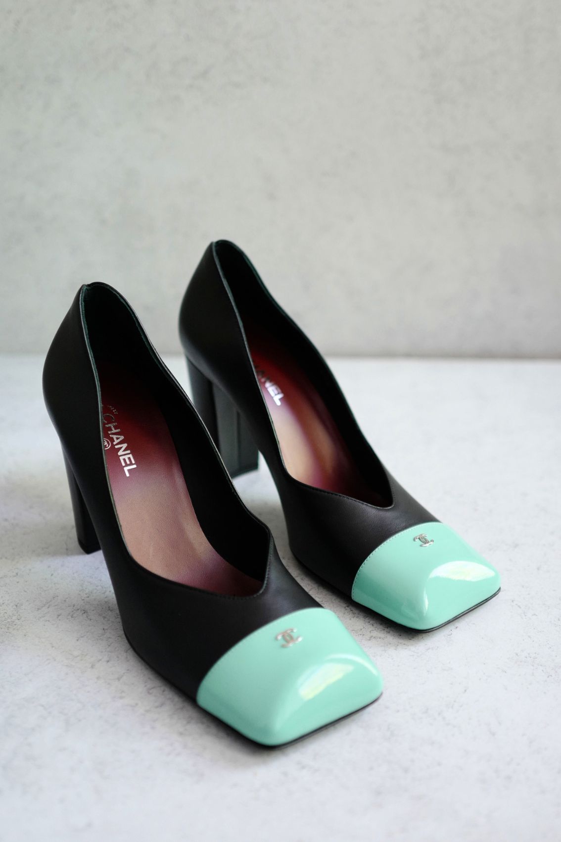 Chanel 26S Pumps Matthieu Blazy's Black/Green Lambskin Patent Calfskin Size 38c