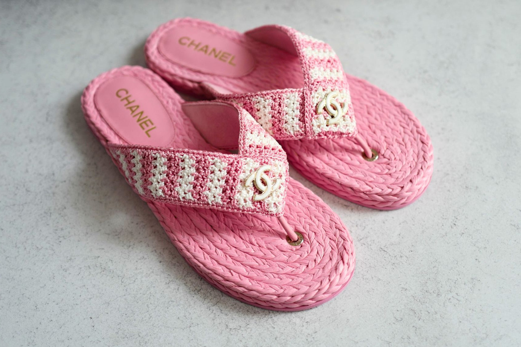 BNIB Chanel 24M Coco Neige beach Collection Pink Crochet Thong Sandal 38 NEW
