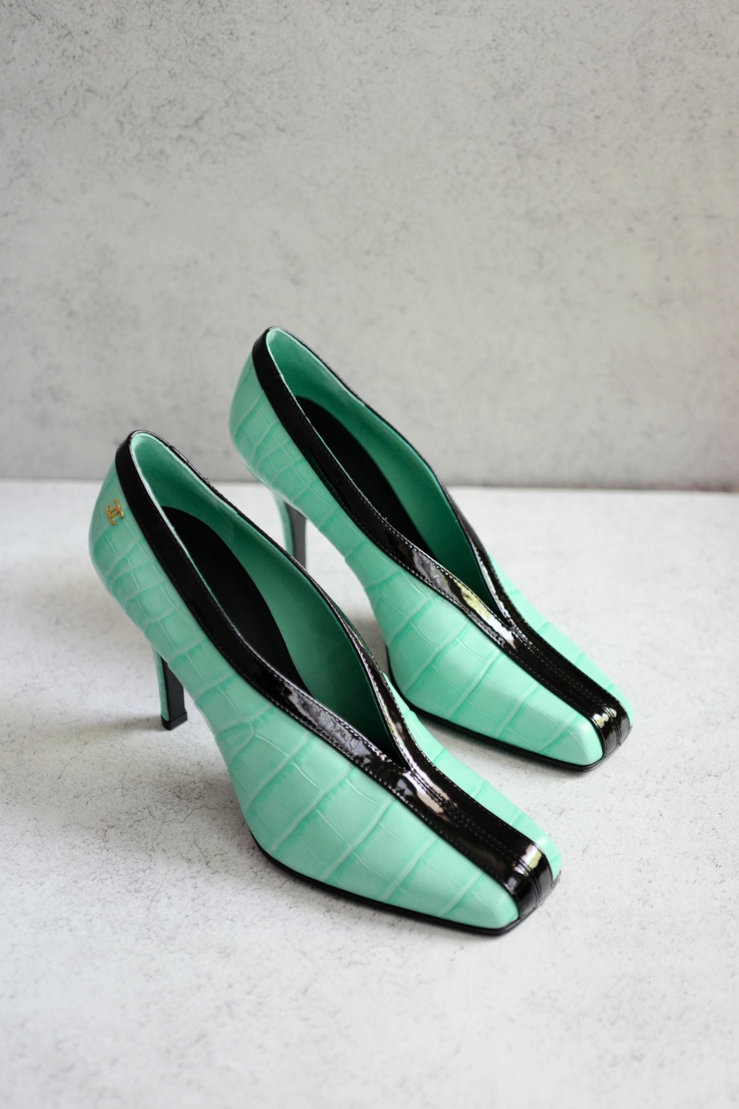 Chanel 26S Pumps Matthieu Blazy's Black/Green Crocodile Embossed Size 38