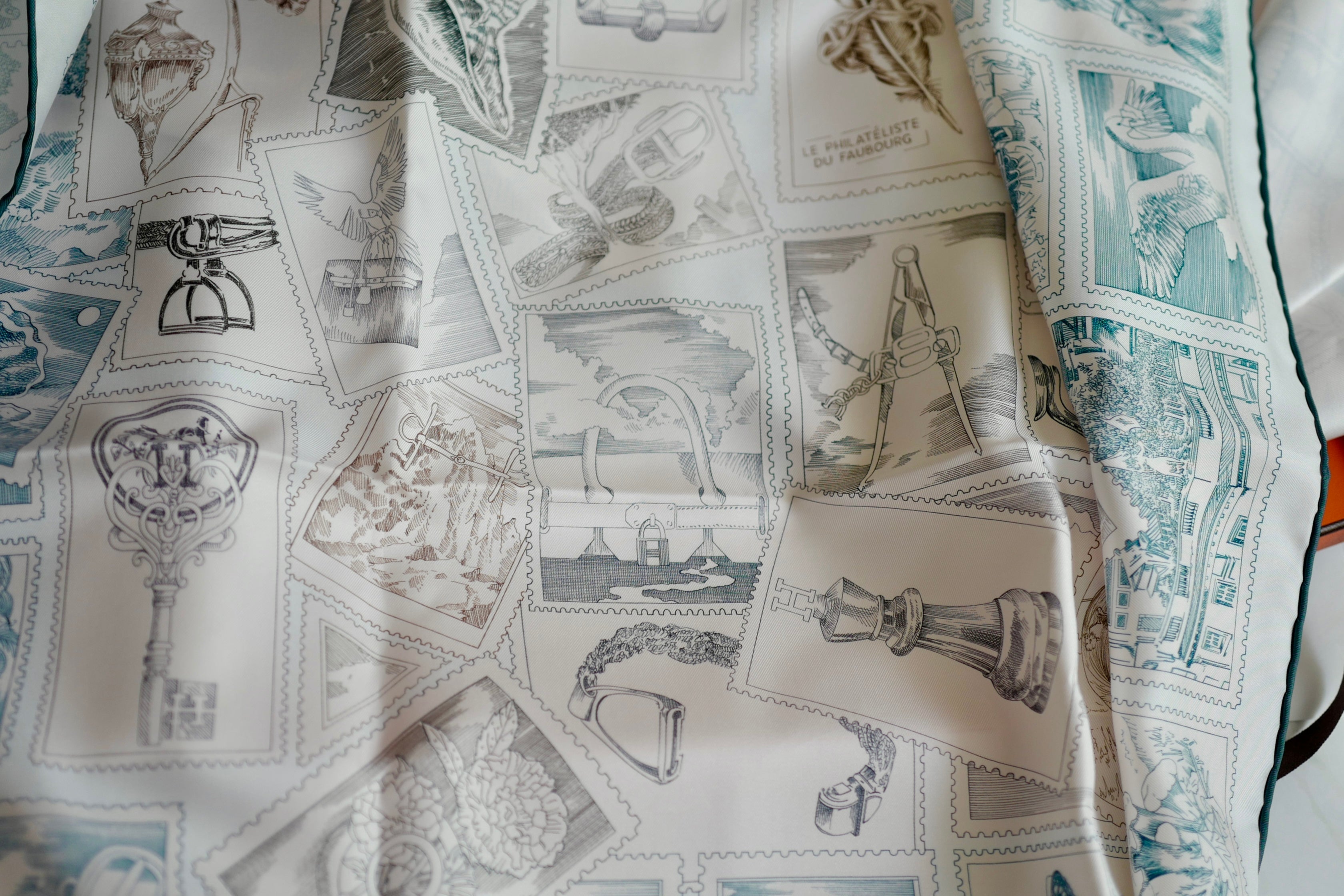 NEW Hermes Le Philateliste du Faubourg silk scarf 90 rose pâle / gris / blanc