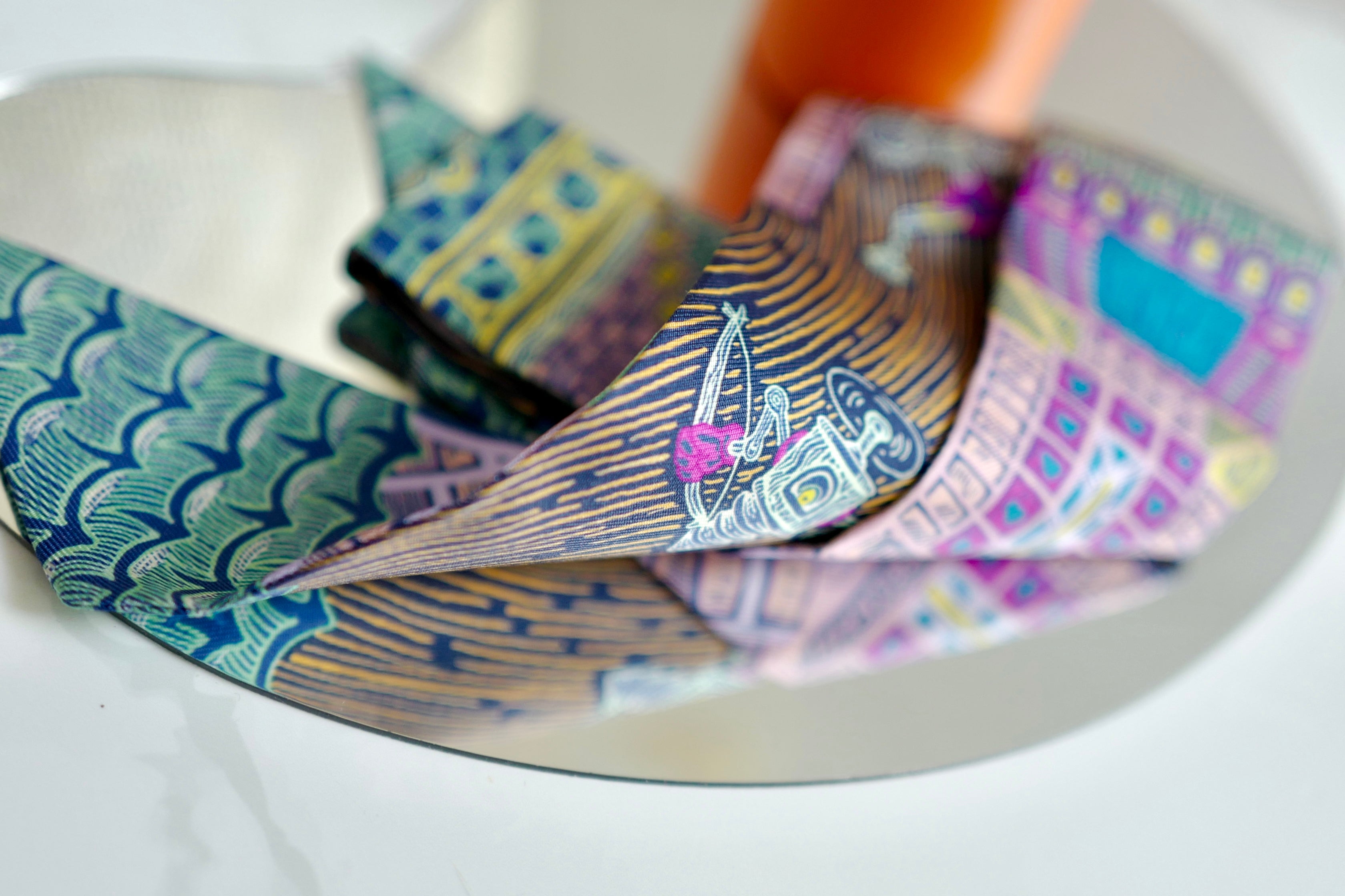 BNIB Hermes Super Silk Quest Twilly in bleu cobalt / rose / jaune