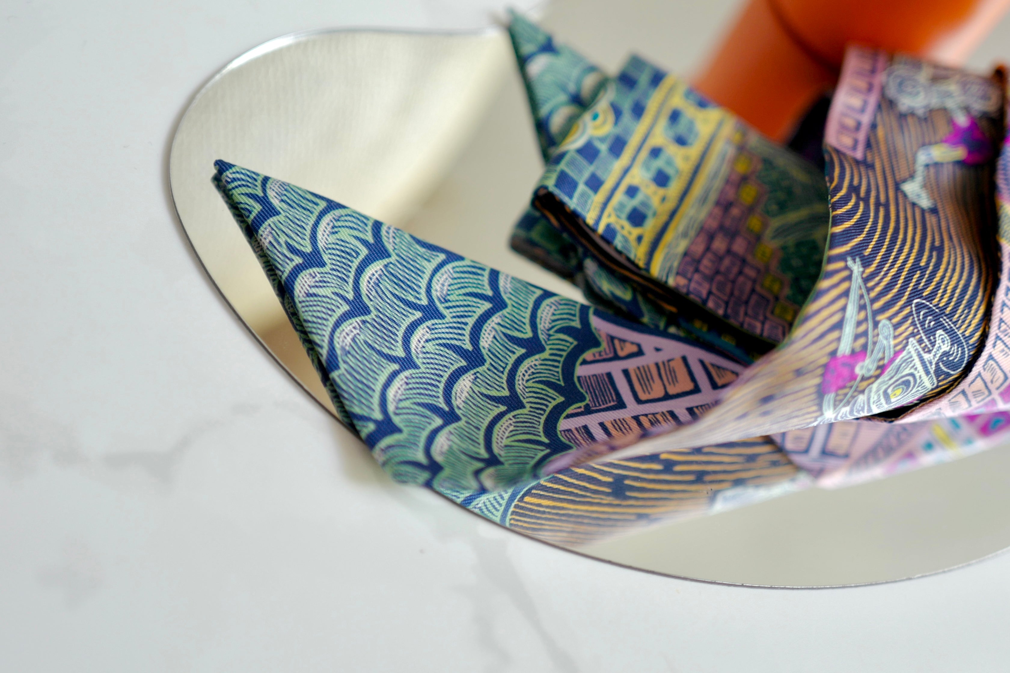 BNIB Hermes Super Silk Quest Twilly in bleu cobalt / rose / jaune