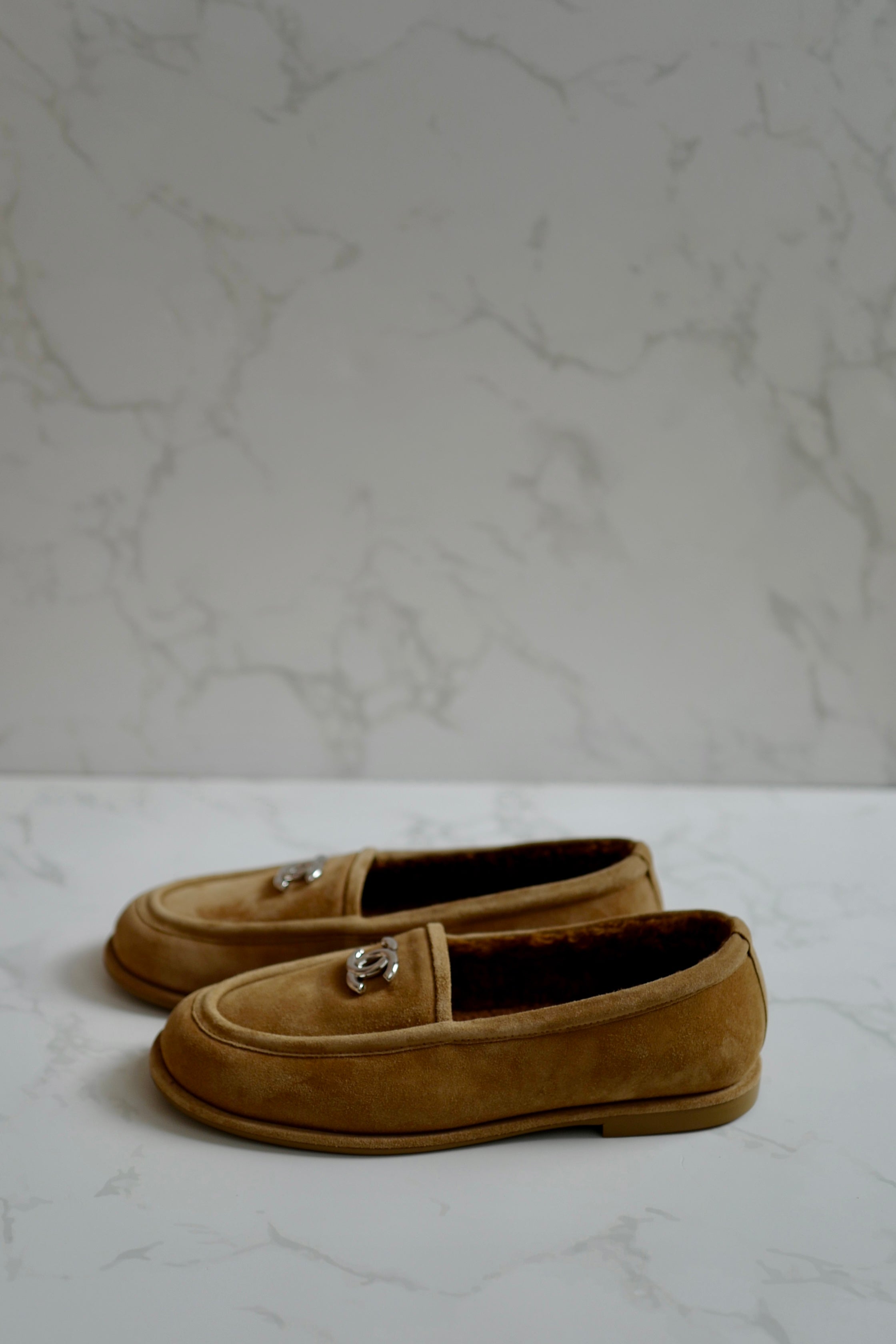 シャネルCHANEL ブラウン スエード ローファー38レディース CHANEL 24K Shearling Lined Suede Calfskin CC Loafers