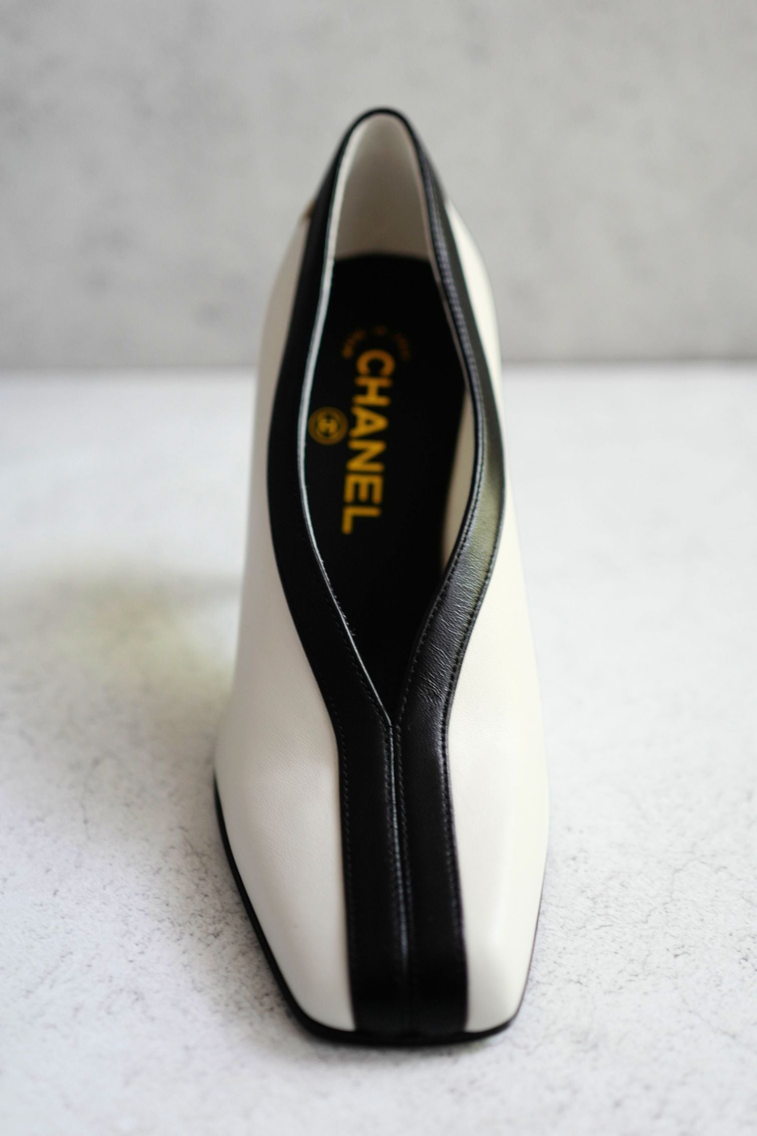 Chanel 26S Pumps Matthieu Blazy's White Lambskin Size 36.5c