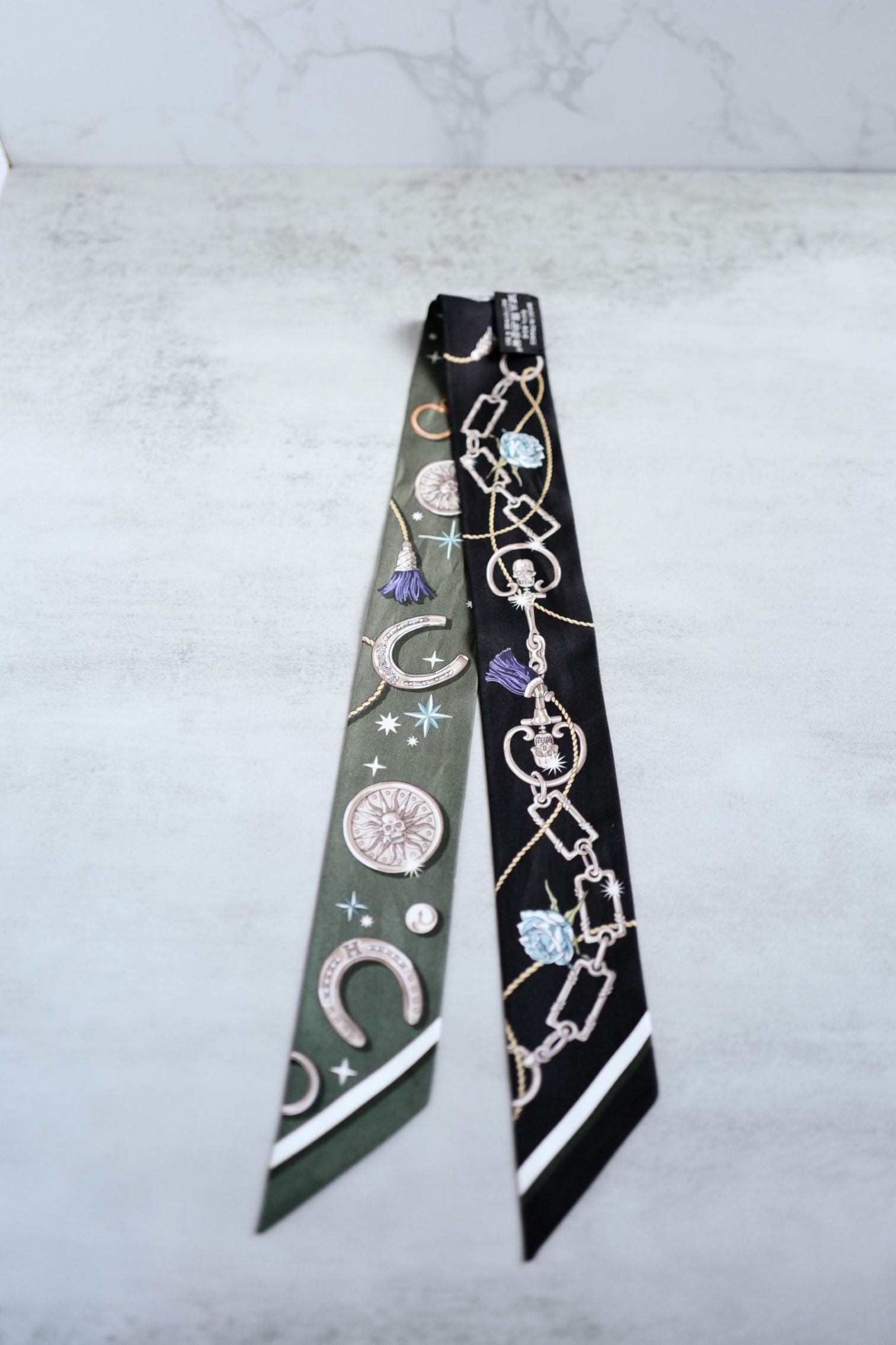 Hermès C’est La Fête Twilly Kaki Foncé/Blanc/Noir – Silk Twilly Ribbon