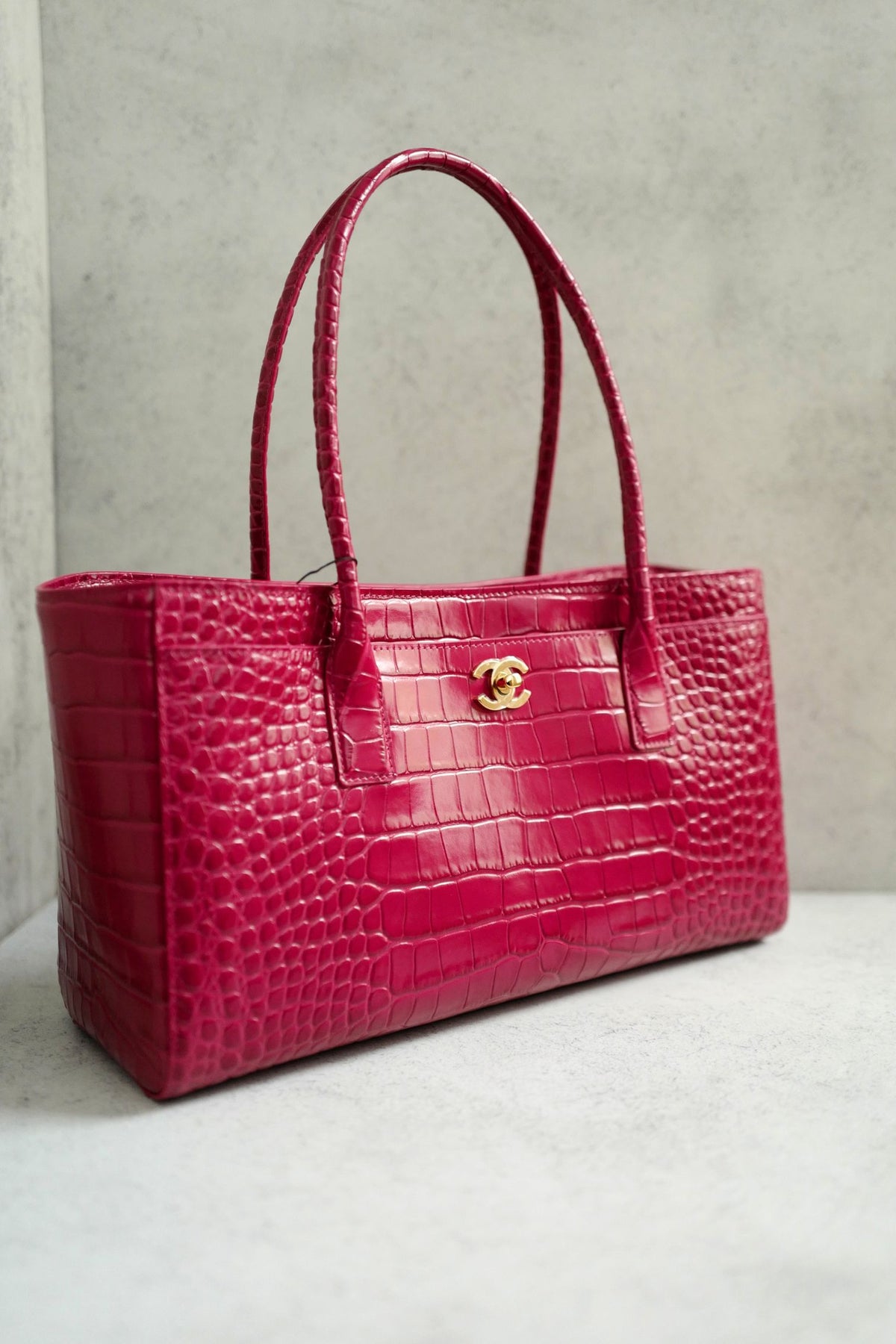 NEW Chanel 26K Matthieu Blazy's Small Tote Fuchsia Croc Embossed Calfskin GHW