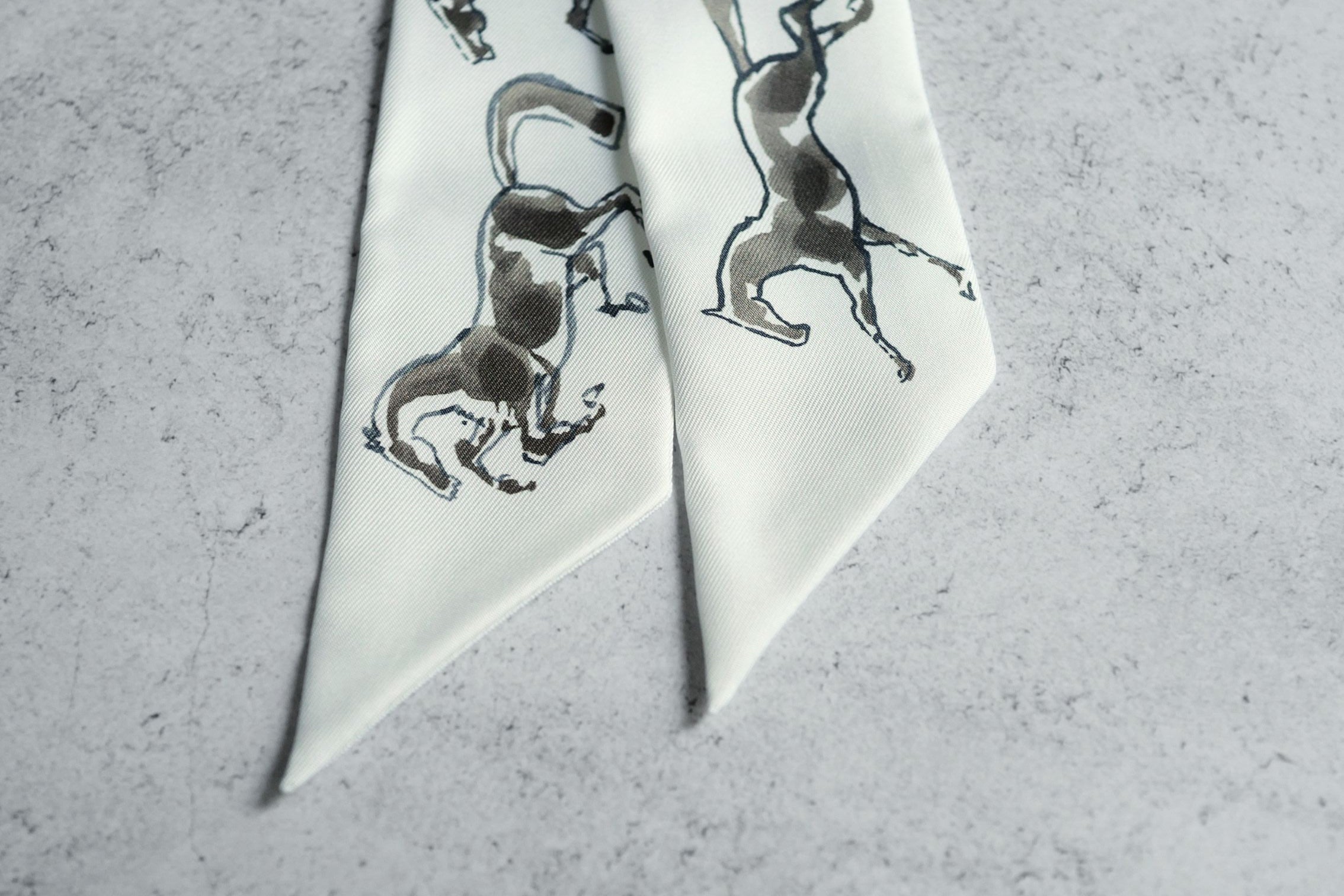 Hermès Chevaux en Liberte Twilly Blanc / Vert de Gris / Bronze 100% Silk