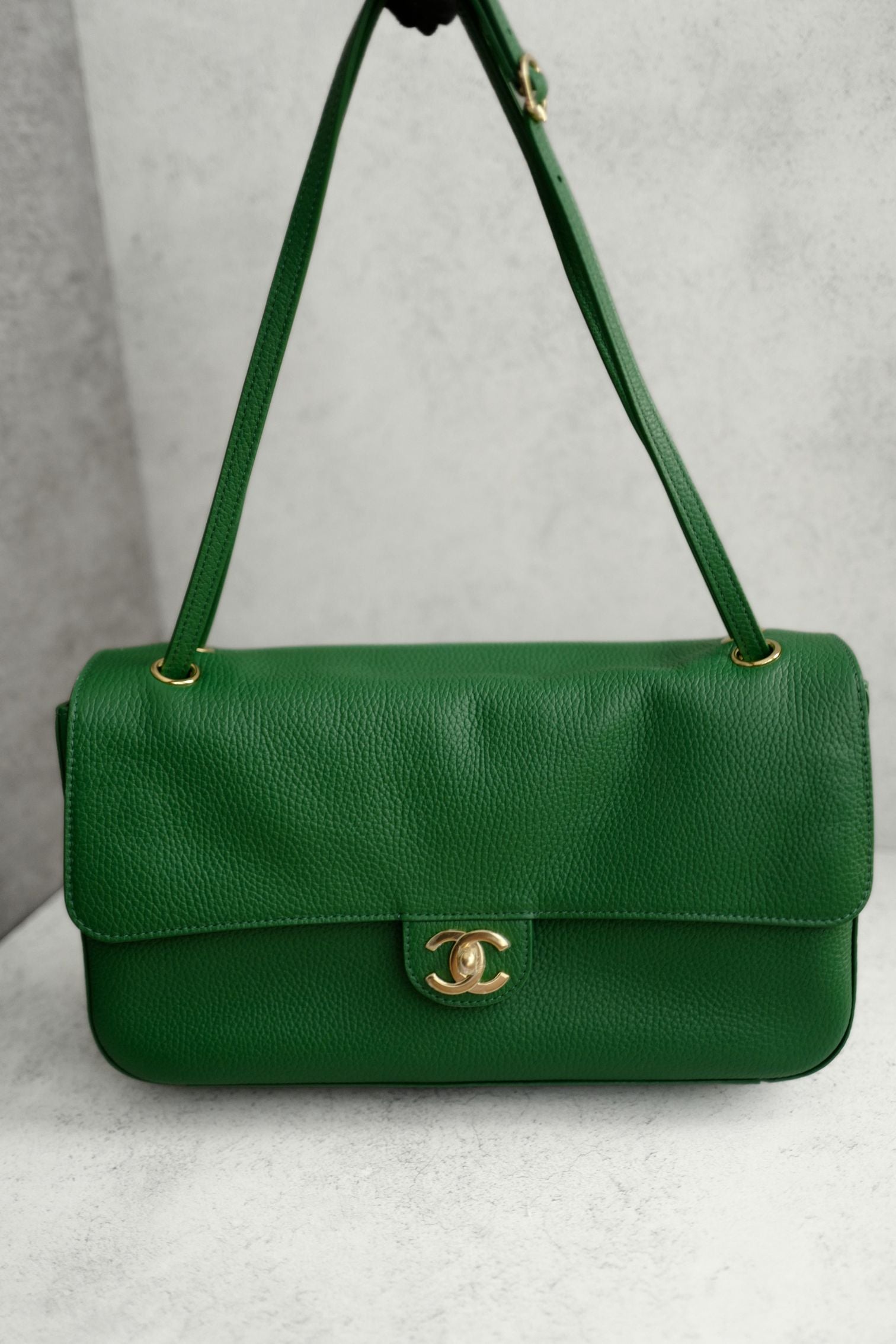 Chanel 26A Maxi 32 Flapbag "Matthieu Blazy" Green Grained Calfskin Gold Hardware