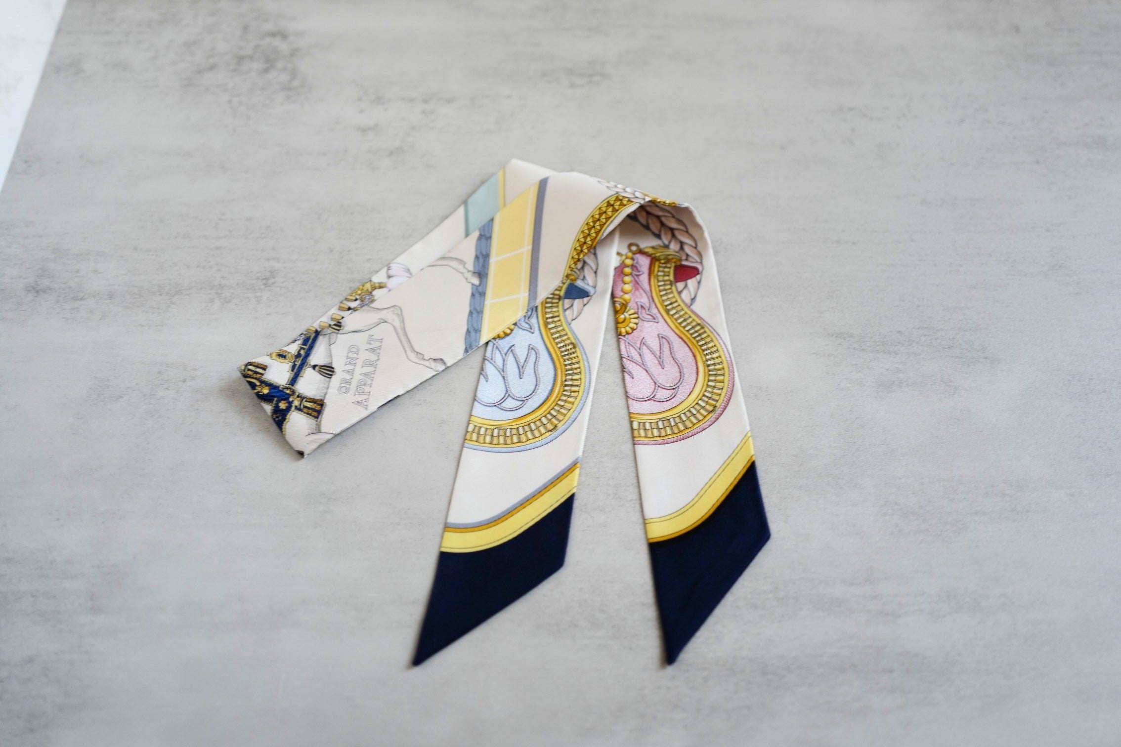 Hermès Twilly Grand Apparat Scarf Ivoire Marine Rose 100% Silk Twill