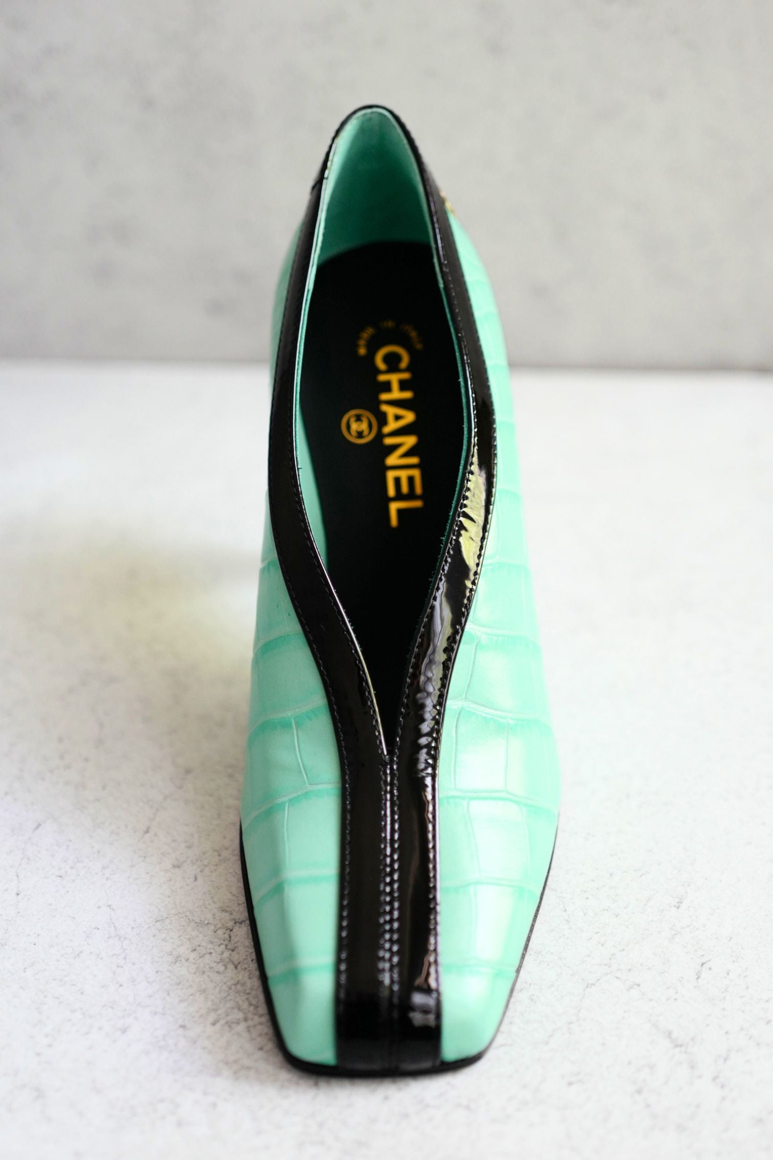 Chanel 26S Pumps Matthieu Blazy's Black/Green Crocodile Embossed Size 38