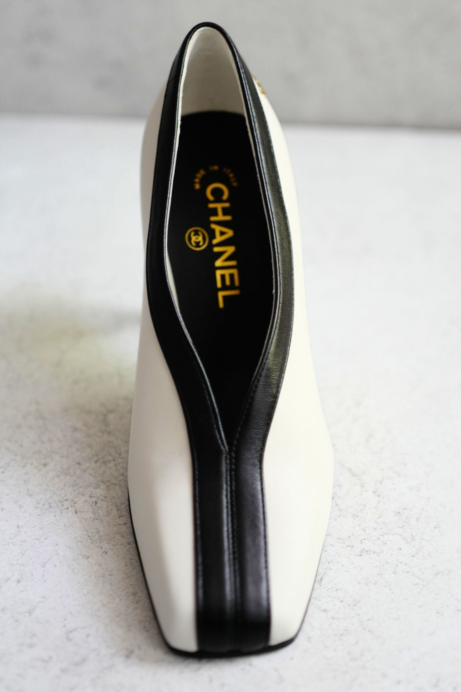 Chanel 26S Pumps Matthieu Blazy's White Lambskin Size 36.5c