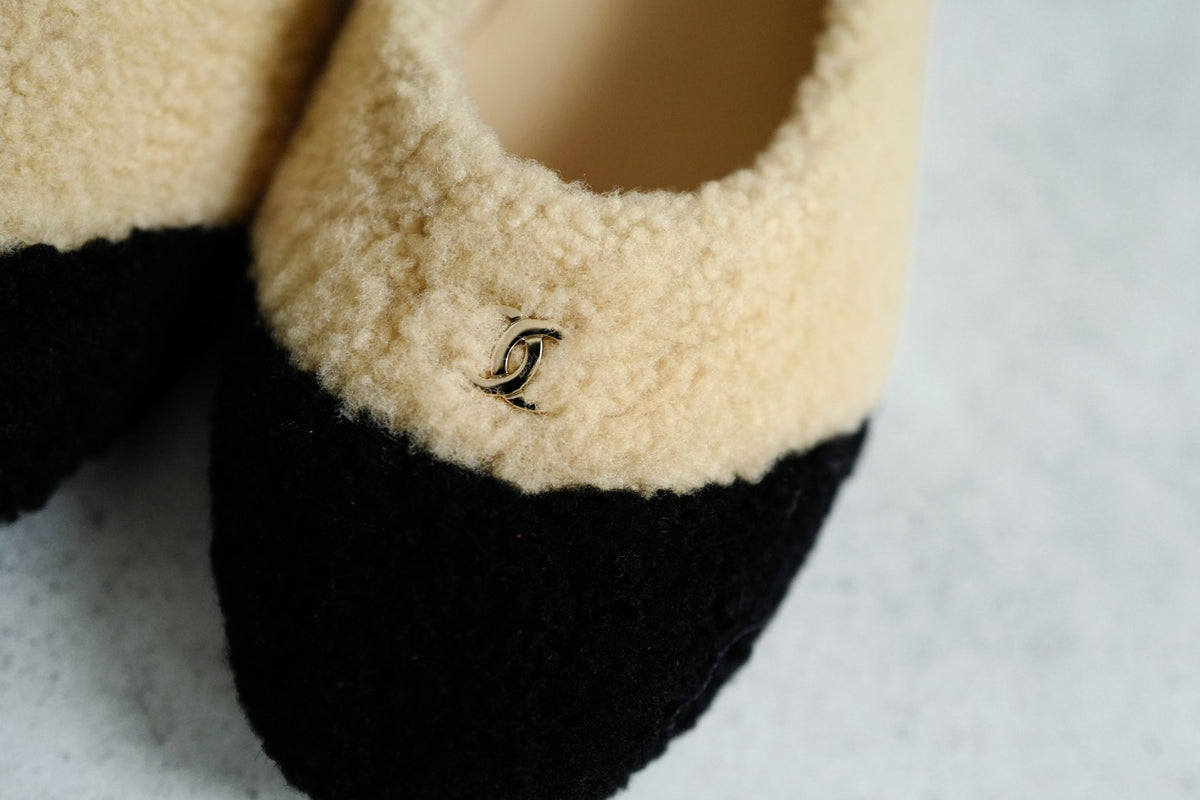 Chanel 26N Coco Neige Ballet Flats Shearling Lambskin Light Beige Black Sz 38