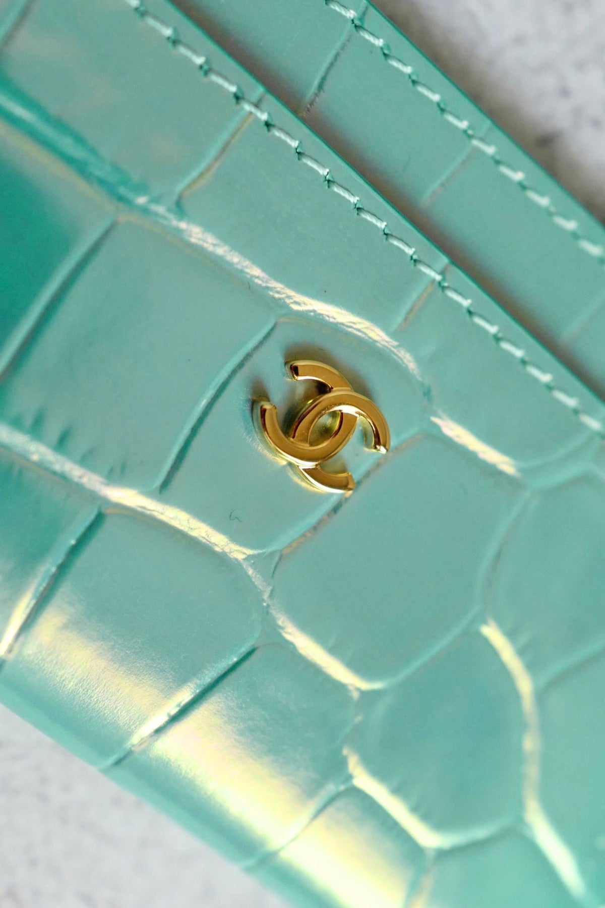 New Chanel 26K Matthieu Blazy's Card Holder Croc Embossed Iridescent Turquoise Green Calfskin GHW