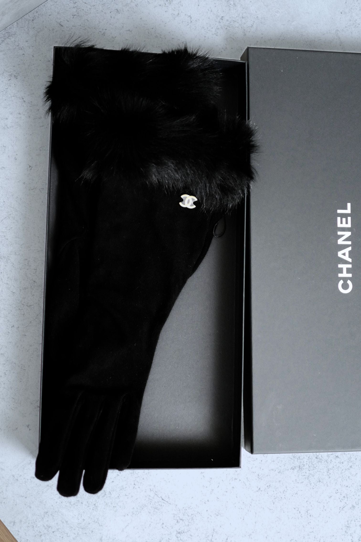 Chanel Black Suede Leather Gloves Fur Trim Gold CC Size 7.5