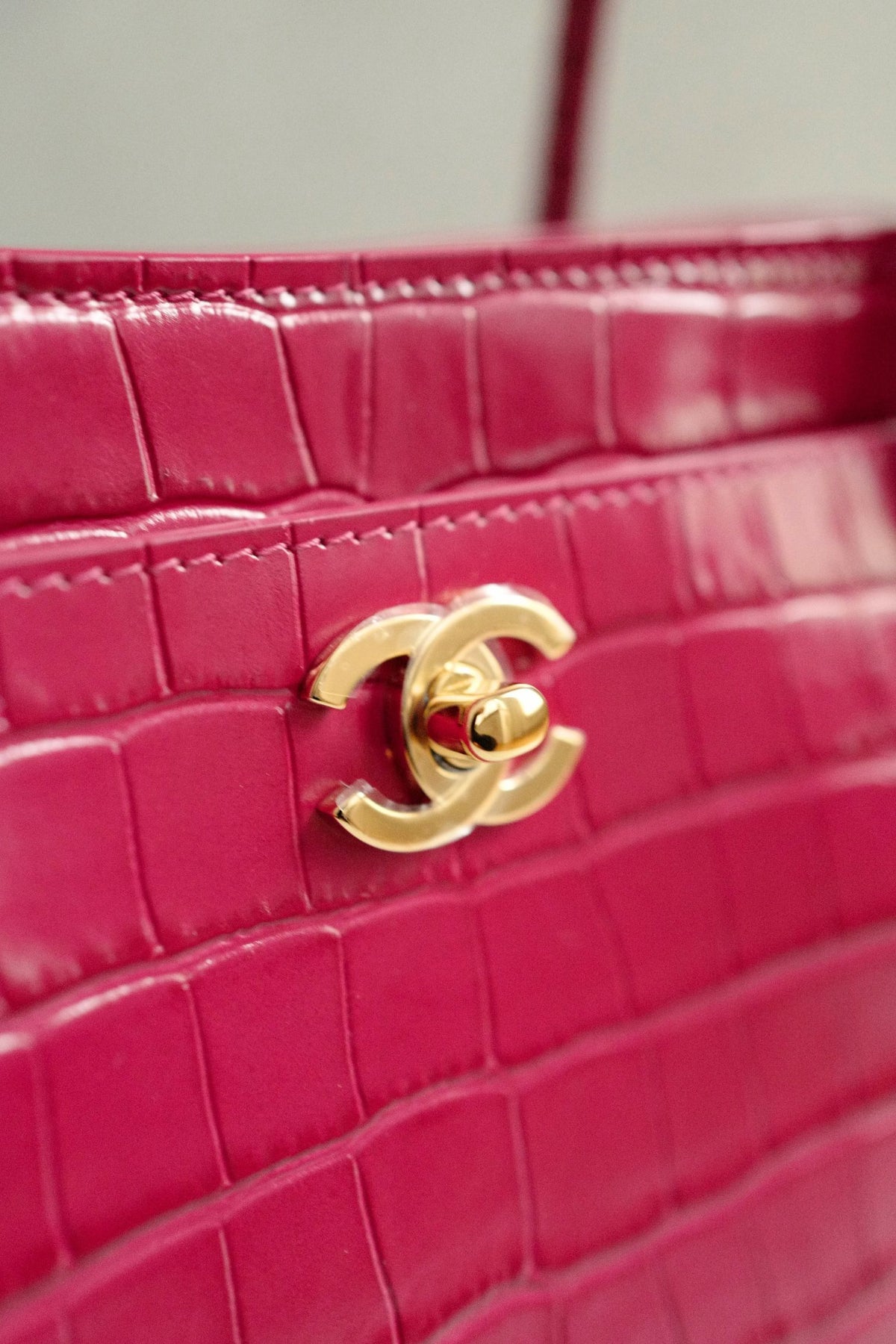 NEW Chanel 26K Matthieu Blazy's Small Tote Fuchsia Croc Embossed Calfskin GHW