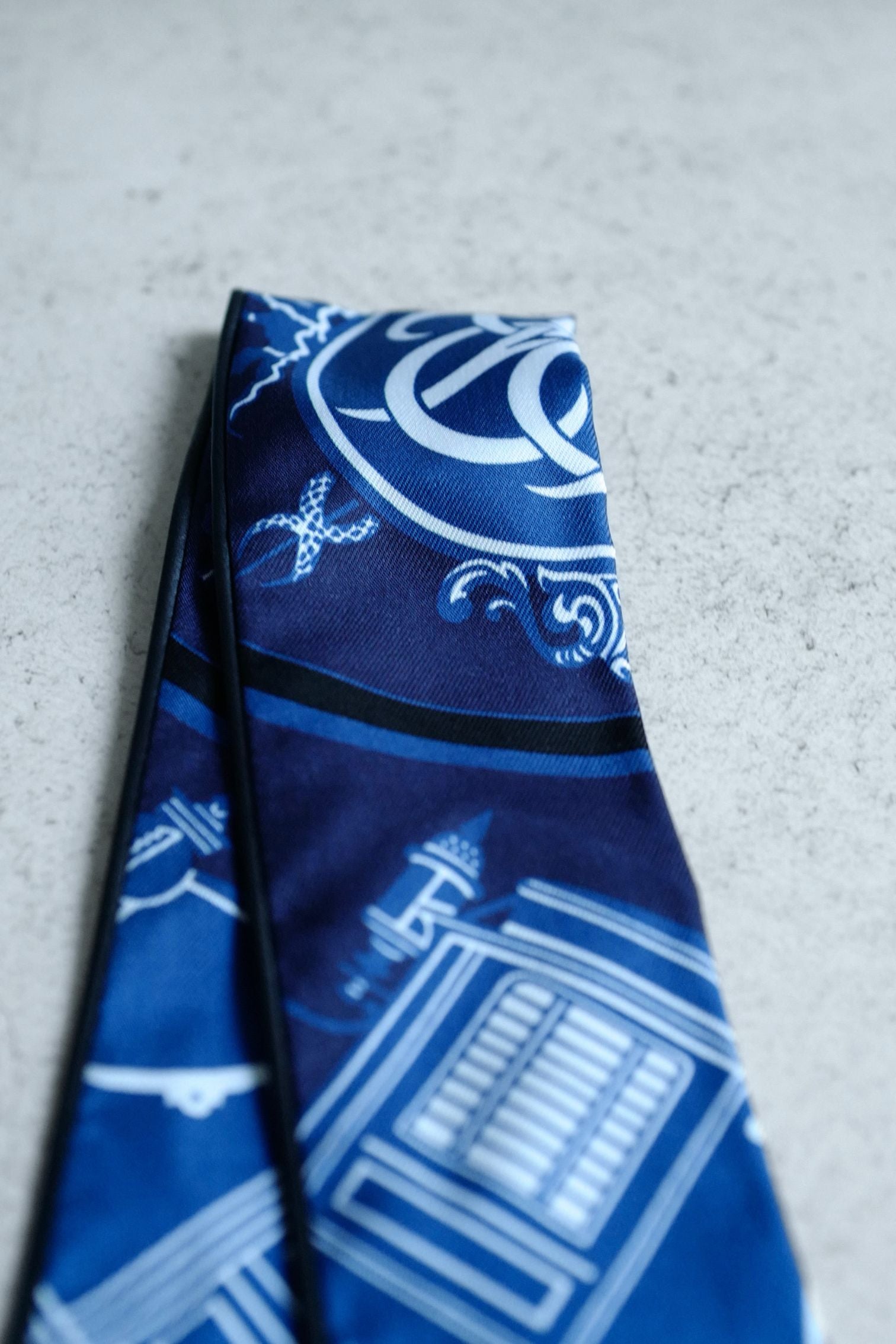 Hermès Ex-Libris Forever Twilly Noir / Marine / Blanc 100% Silk