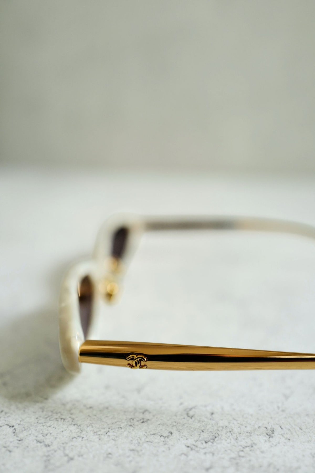 CHANEL 26K Fall/Winter Oval Sunglasses Blanc Acetate Frame Gray Lens 19mm