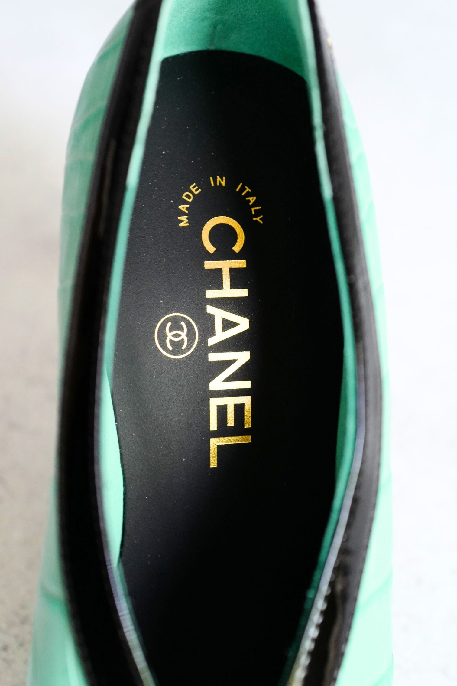 Chanel 26S Pumps Matthieu Blazy's Black/Green Crocodile Embossed Size 38