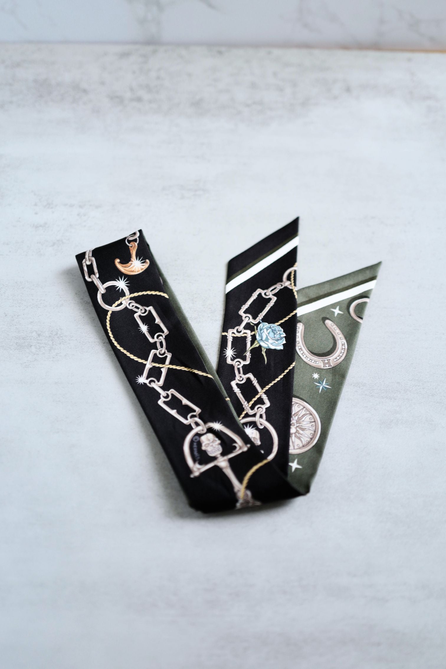 Hermès C’est La Fête Twilly Kaki Foncé/Blanc/Noir Silk Twilly Ribbon