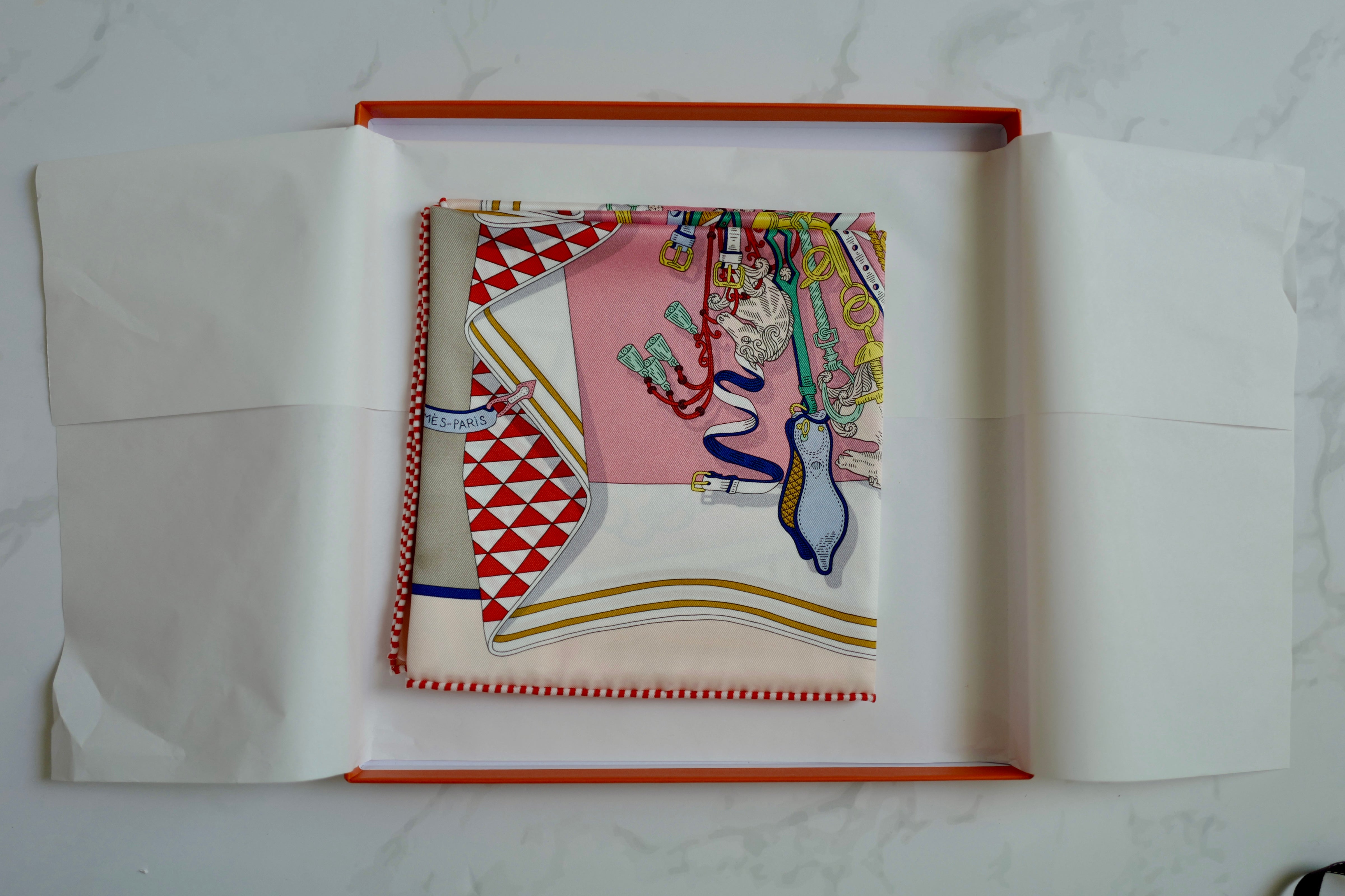 BNIB HERMÈS Bouquets Sellier scarf 70 in Rose/Blanc /Multicolore